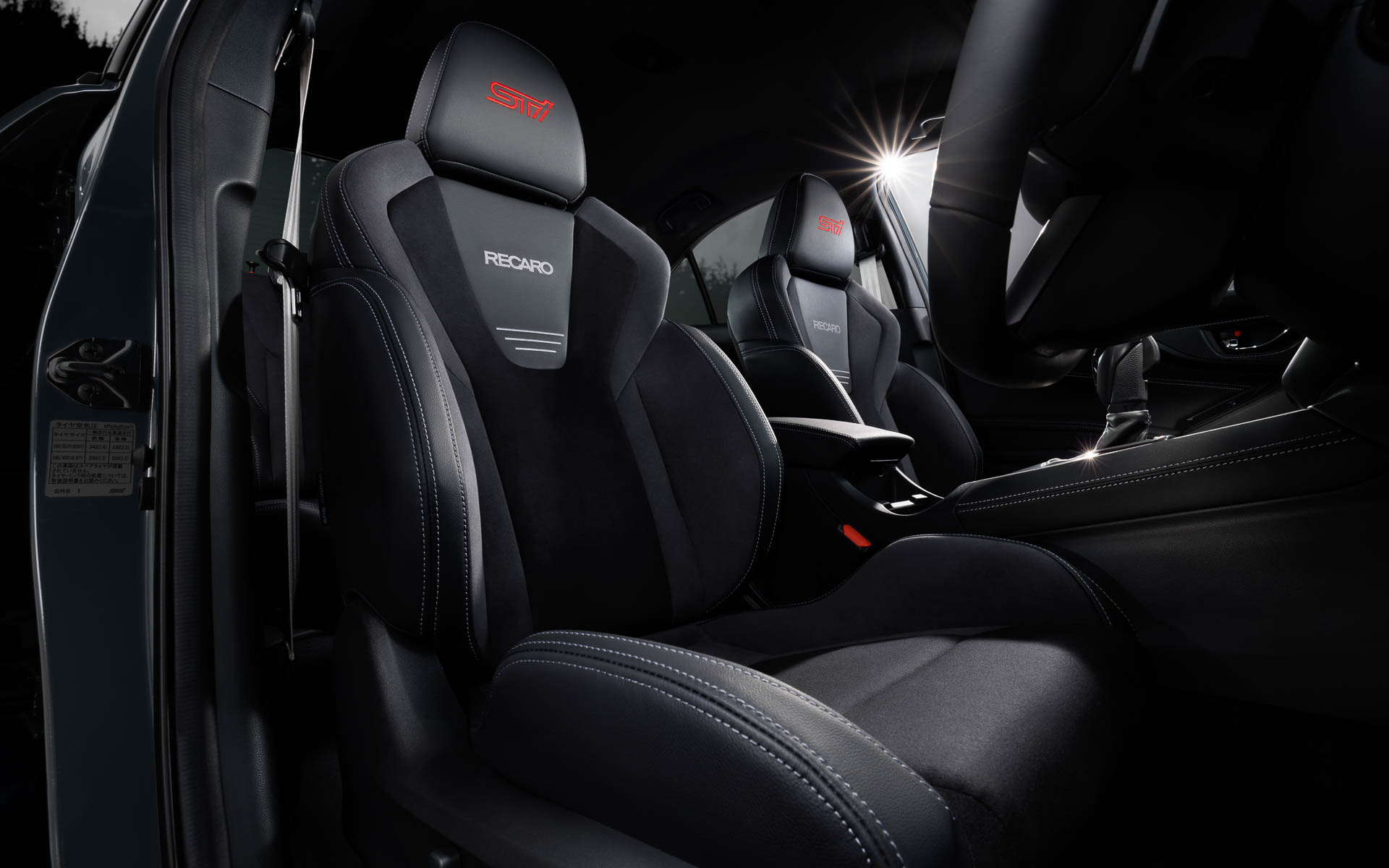 RECAROフロントシート（ブラック、ウルトラスエード＋合成皮革［シルバーステッチ］＋STIロゴ入り）