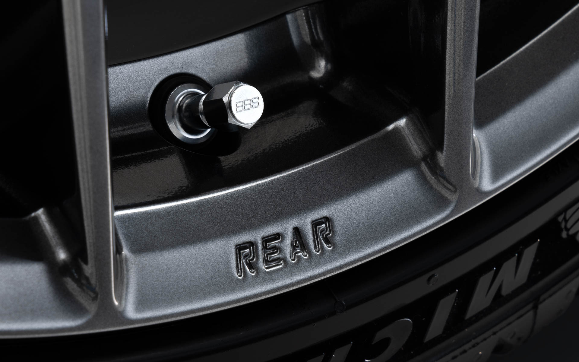 STI製フレキシブルパフォーマンスホイール（BBS 19インチ×8 1/2J鍛造・スーパーブラックハイラスター塗装・FRONT/REAR刻印入り）