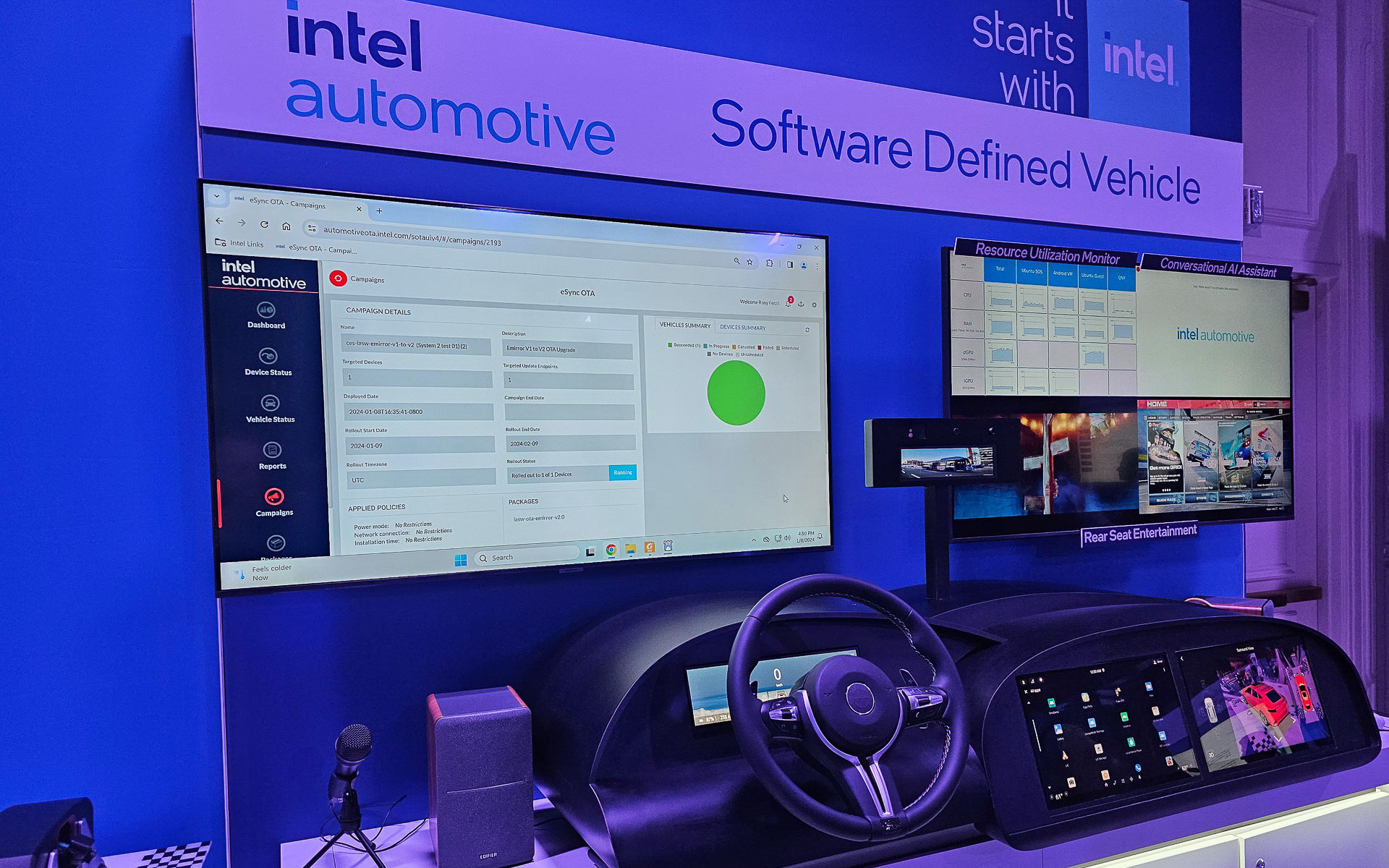 IntelがCESで展示したSDV（Software Defined Vehicle）向けのデモ。車両制御や電子ミラー、IVI、メーターなどがソフトウェア的に実現されている