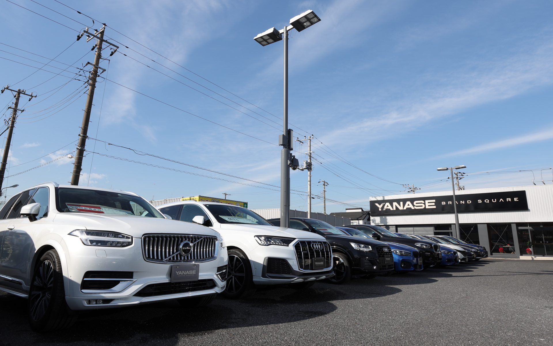 ヤナセ ブランドスクエア浦安は、東京・千葉の両方面からアクセスしやすい首都高速道路 湾岸線浦安インターチェンジからほど近い国道357号線（湾岸道路）沿いにある。メルセデス・ベンツ、BMW、アウディ、ボルボといったハイエンドプレミアムモデルを中心に最大95台の中古車を展示するが、近年は国産車も取り扱う