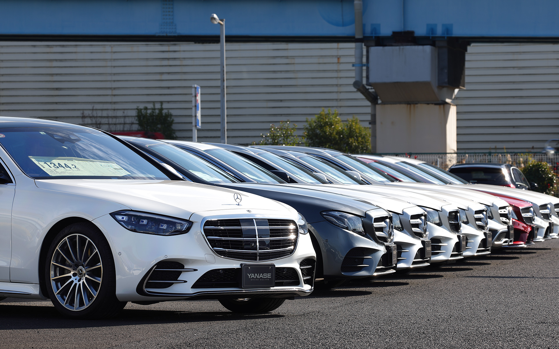 ヤナセ ブランドスクエア浦安は、東京・千葉の両方面からアクセスしやすい首都高速道路 湾岸線浦安インターチェンジからほど近い国道357号線（湾岸道路）沿いにある。メルセデス・ベンツ、BMW、アウディ、ボルボといったハイエンドプレミアムモデルを中心に最大95台の中古車を展示するが、近年は国産車も取り扱う