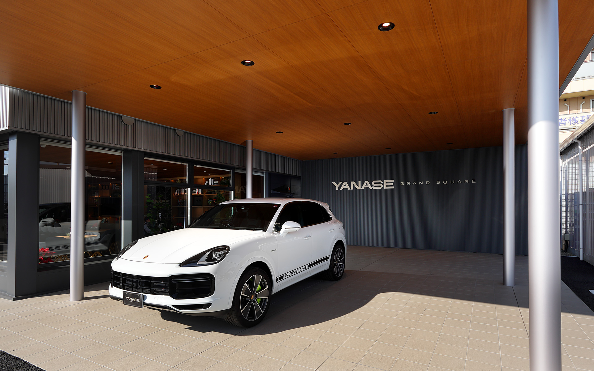 展示スペースには炎天下や雨天を避けてクルマを見たり、納車できたりする屋根付きの「デパーチャーロビー」「リザーブカーポート」を新設。また、来場者駐車場の1台あたりのスペースを広くして駐車・乗降をしやすくしたのもありがたい工夫