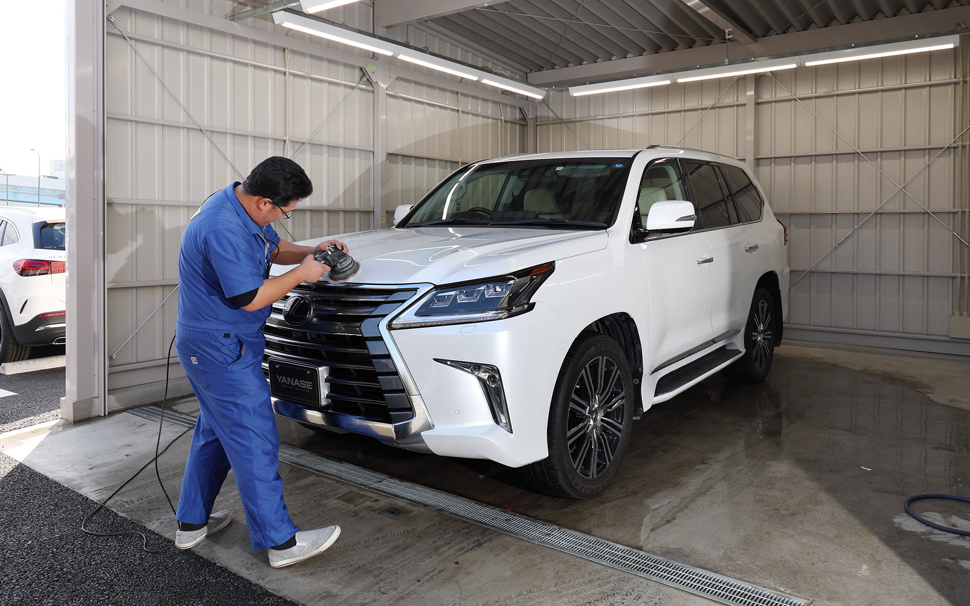 コーティングスペースは専門のスタッフが常駐