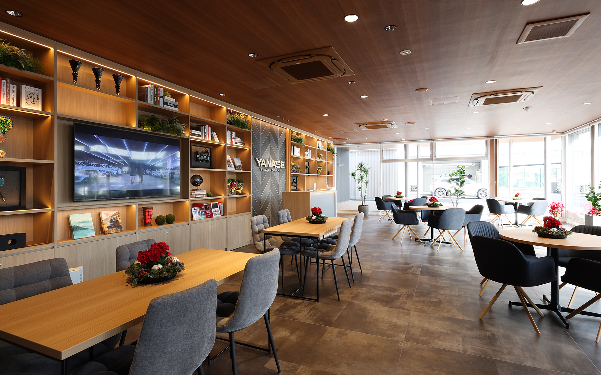 アーバンリゾートをイメージした高級感あるレセプションには、ゆったりとした個室スペースも用意。キッズコーナーがあるので子供連れでも安心して利用できる