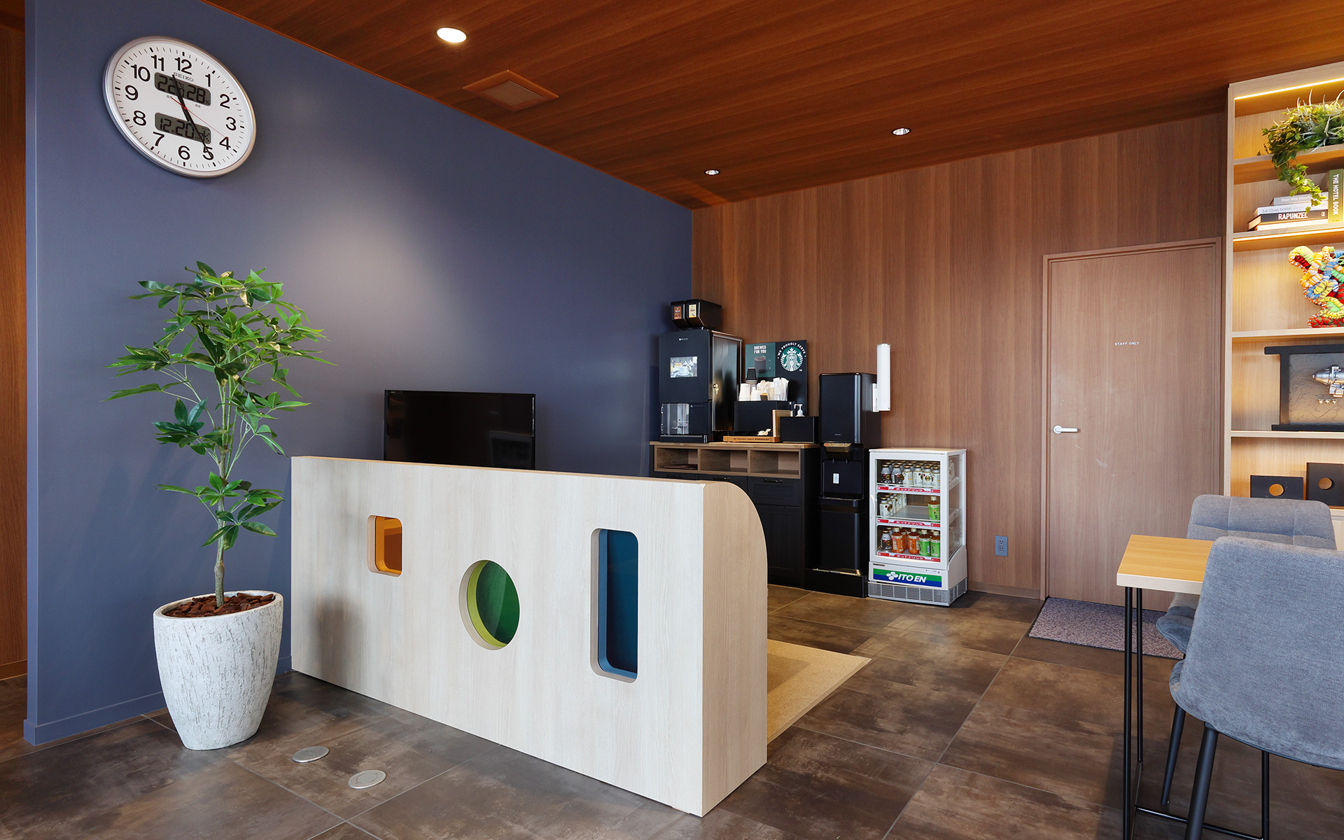 アーバンリゾートをイメージした高級感あるレセプションには、ゆったりとした個室スペースも用意。キッズコーナーがあるので子供連れでも安心して利用できる