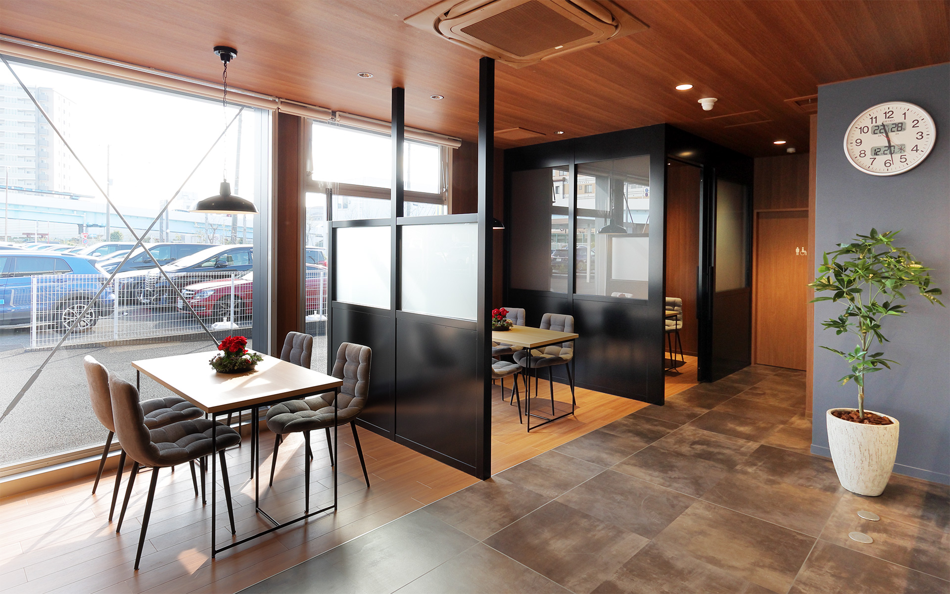 アーバンリゾートをイメージした高級感あるレセプションには、ゆったりとした個室スペースも用意。キッズコーナーがあるので子供連れでも安心して利用できる