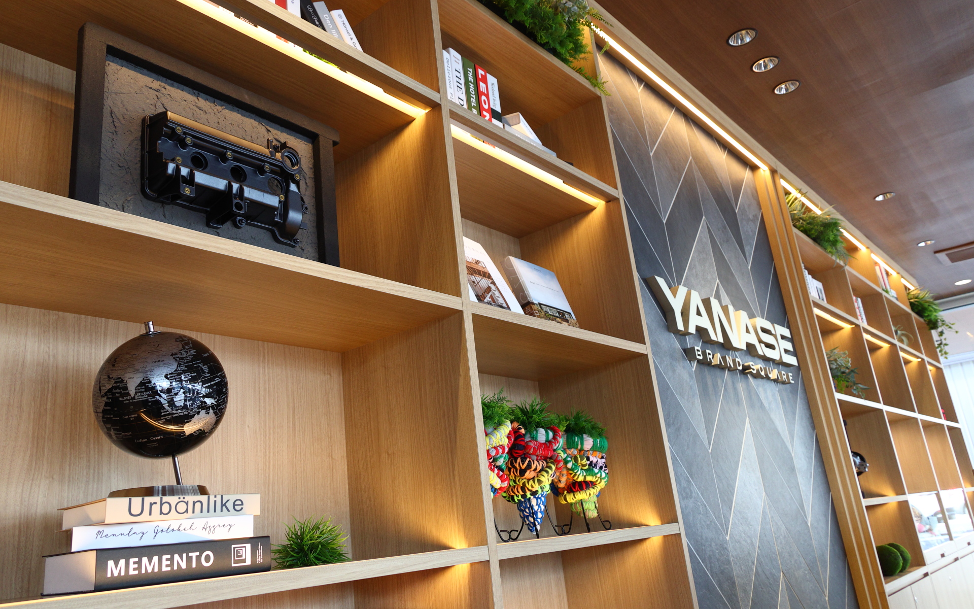 レセプションまわりにはクルマの廃材を利用したオブジェも飾られる