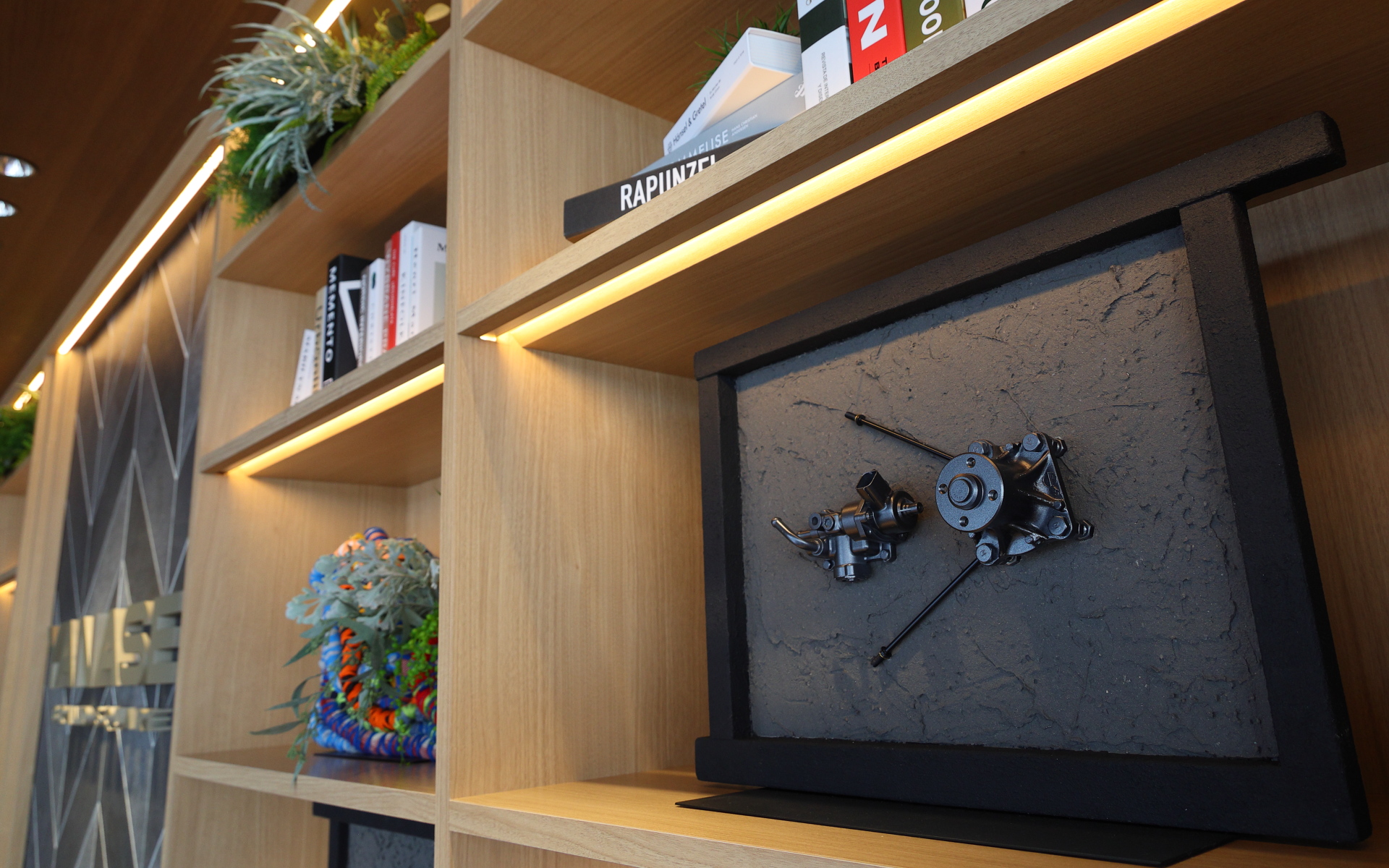 レセプションまわりにはクルマの廃材を利用したオブジェも飾られる