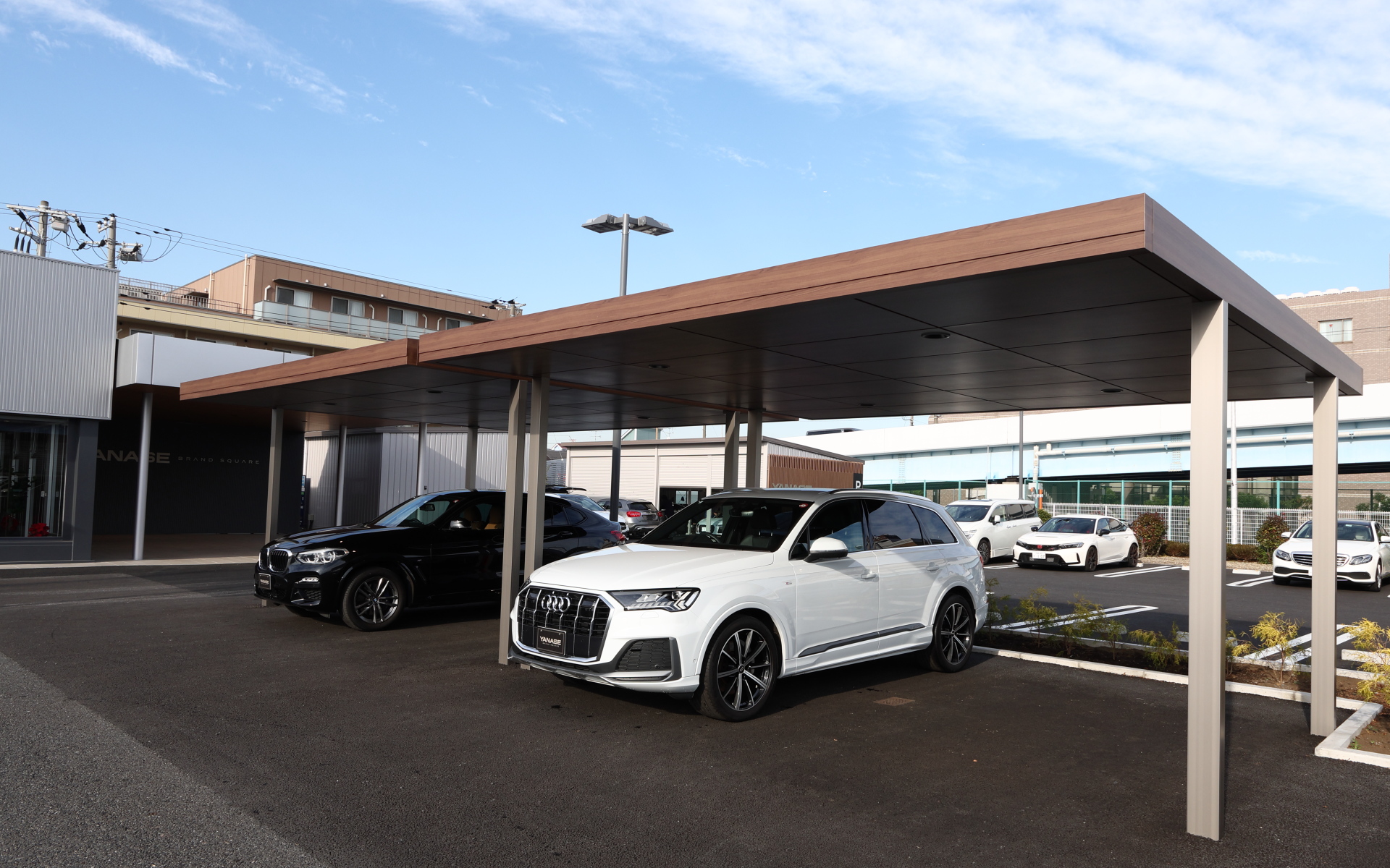 展示スペースには炎天下や雨天を避けてクルマを見たり、納車できたりする屋根付きの「デパーチャーロビー」「リザーブカーポート」を新設。また、来場者駐車場の1台あたりのスペースを広くして駐車・乗降をしやすくしたのもありがたい工夫