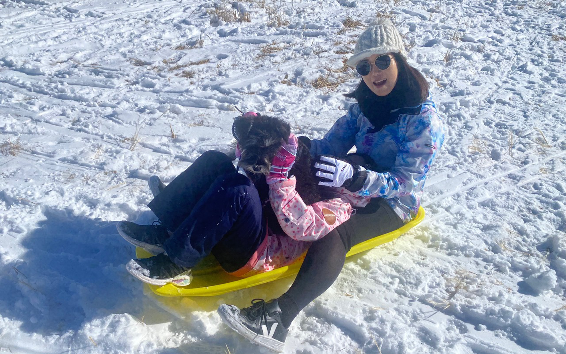 今回は雪が少なくスキーは断念しましたが、ソリで雪遊びを満喫。暖かい日だったので、何度もソリを引いて坂をのぼるだけで汗ばむくらいでした