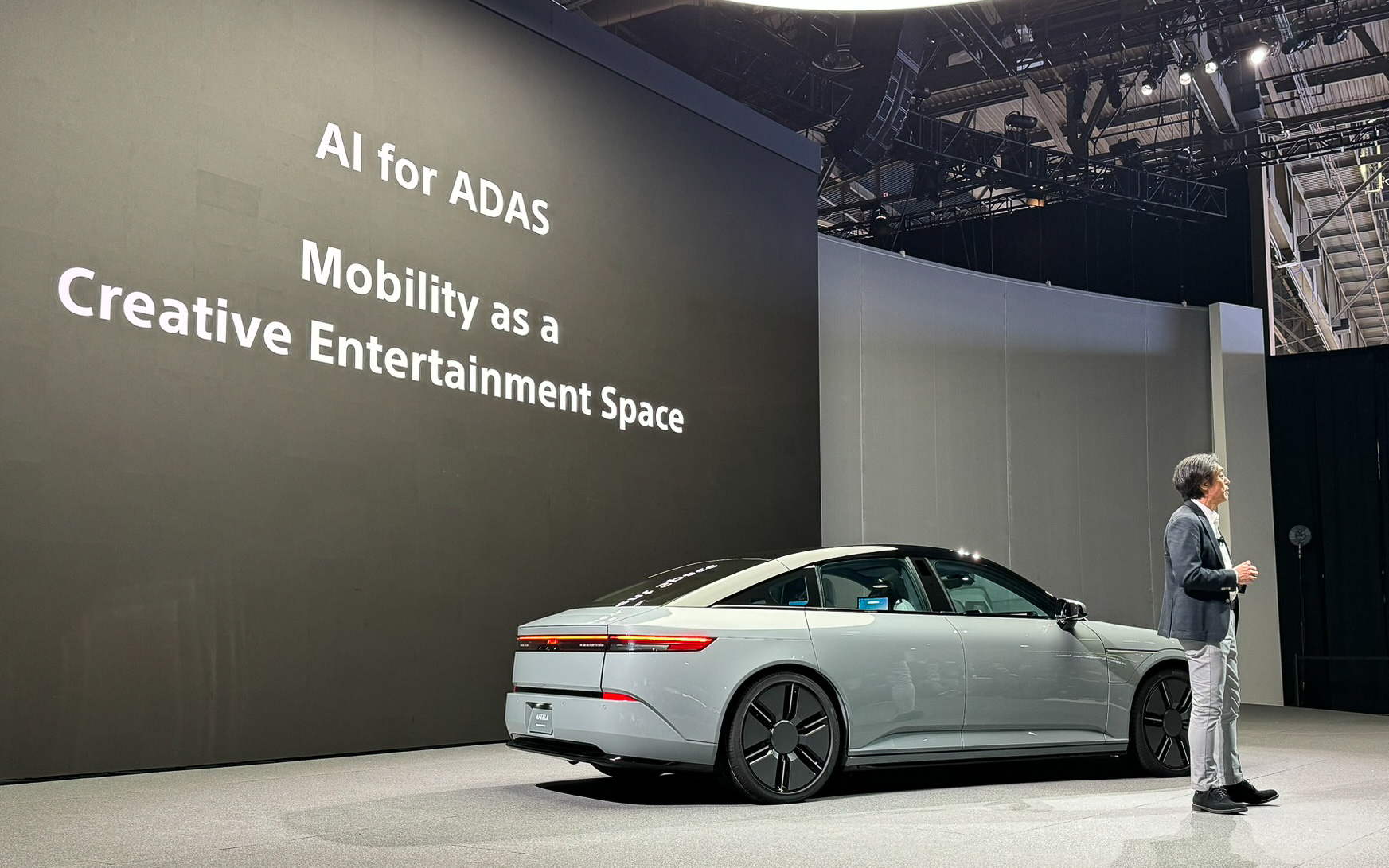 ソニー・ホンダモビリティ代表取締役 社長 兼 COO 川西泉氏は、新型バッテリEVブランド「アフィーラ」のプレゼンテーションで「AI for ADAS」と安全を最上位の価値に持ってきた