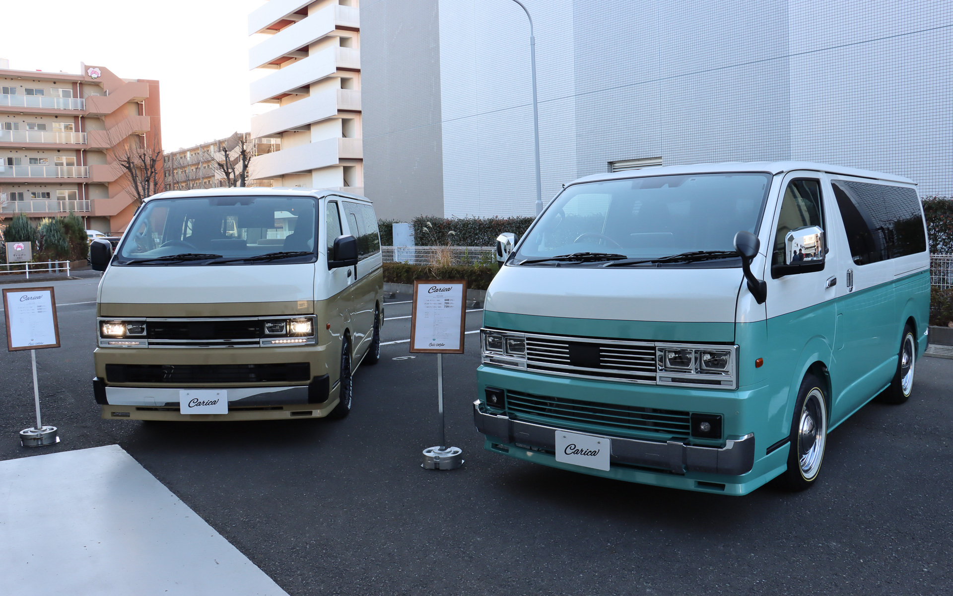 ハイエースをベースとしたカリカの特別仕様車「Retreatパッケージ」（左）と「Mini-Vanパッケージ」