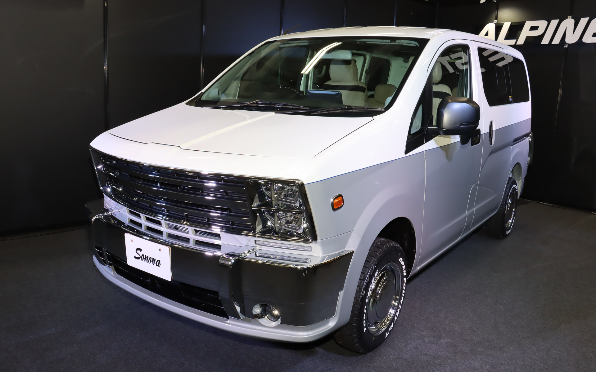 ソノバ バン 4WD 5列（5人乗り）。ボディカラーは「ホワイト×アスファルトグレー」