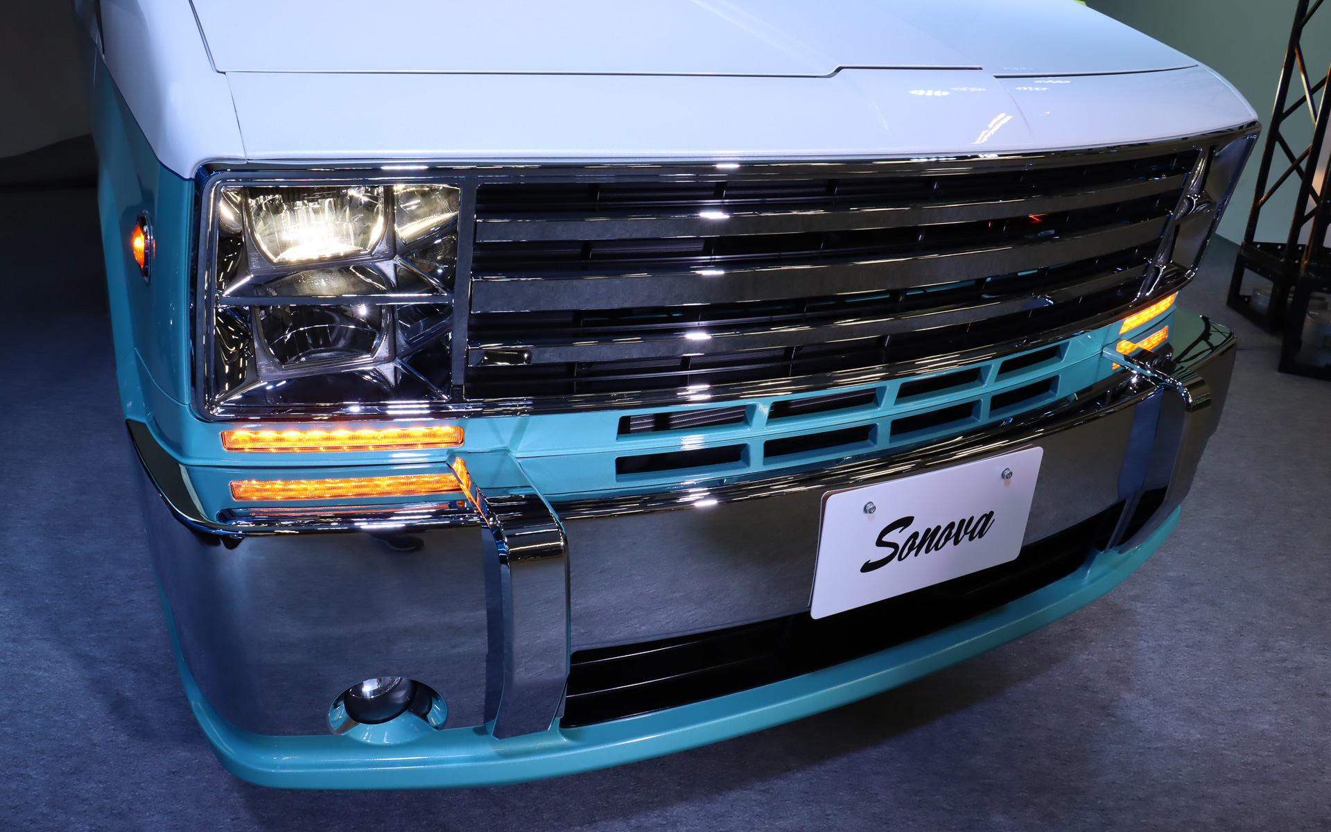 小糸製の角型4灯LEDヘッドライトは上段がロービーム、下段がハイビームとなる