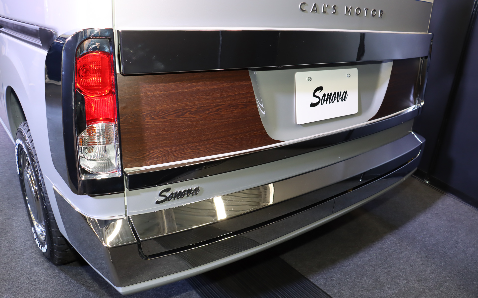 リアバンパーとリアハッチに大型のメッキガーニッシュを装着。展示車は木目調シートも装着していた