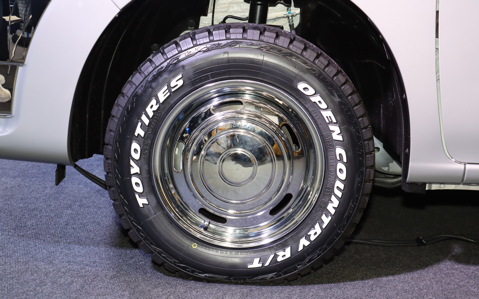 クロームメッキホイールにトーヨータイヤの「OPEN COUNTRY R/T」を組み合わせる。タイヤサイズは165/80R14 97/95N LT 8P.R.