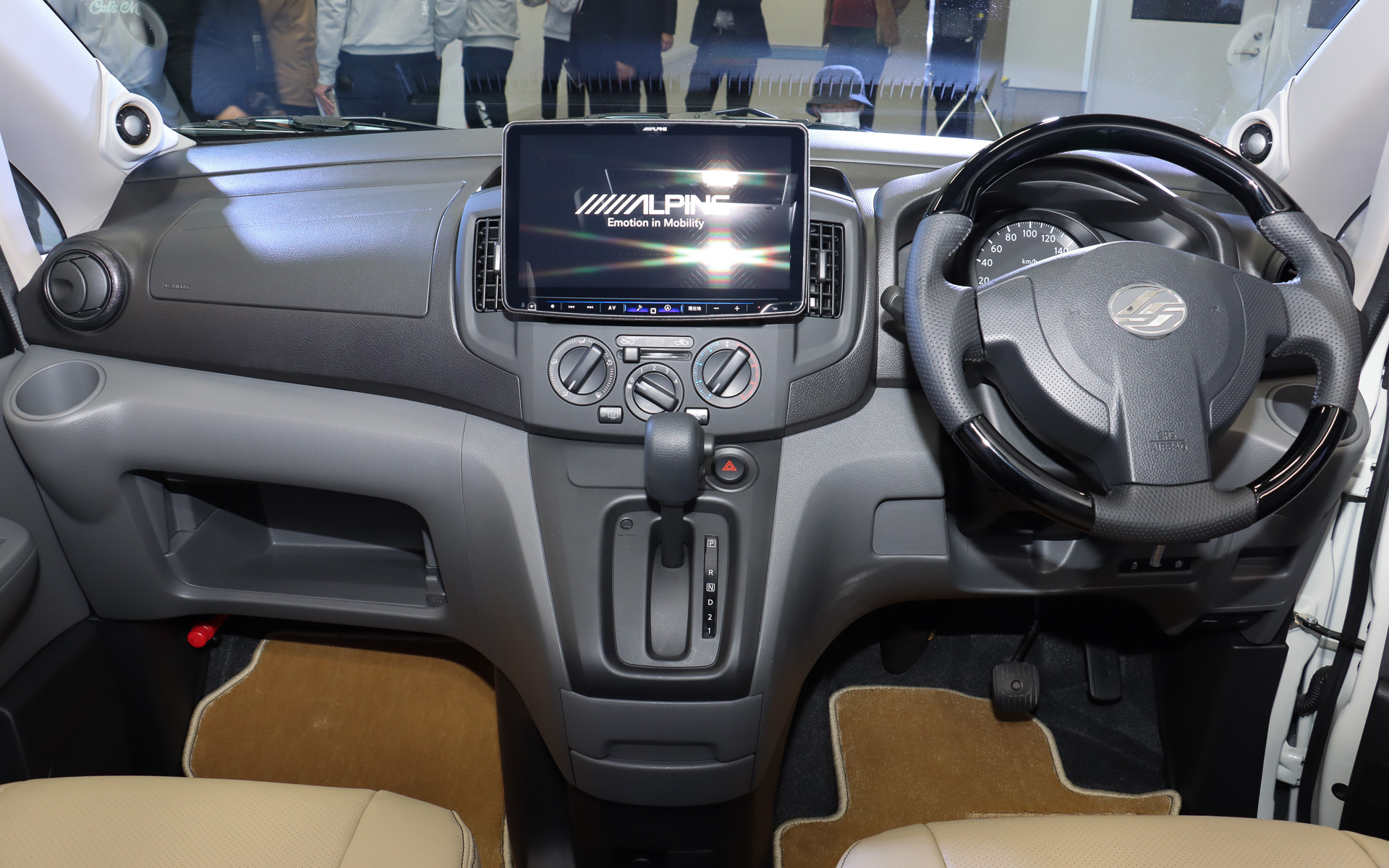 ソノバ バン 4WD 5列（5人乗り）のインパネ