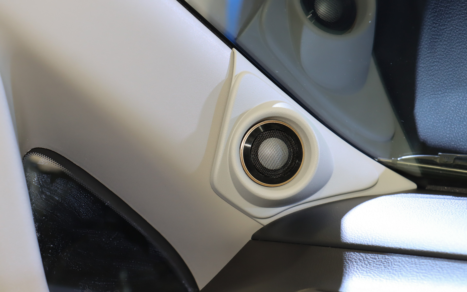 「11型 フローティング BIG X」「Xシリーズ 17cmセパレート2ウェイスピーカー」「12.8型リアビジョン」などをオプション装着