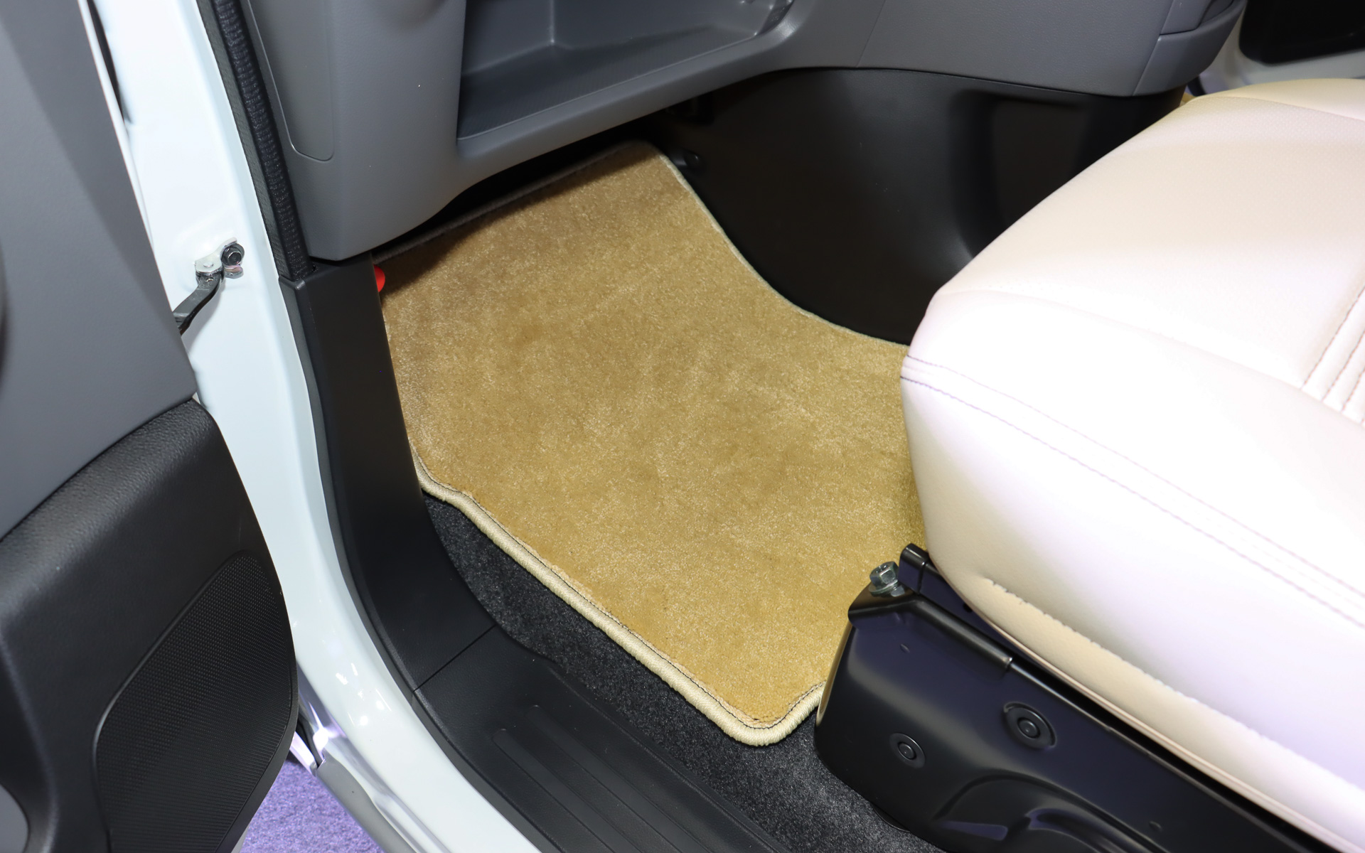 フロアマットもアルパインスタイルがオリジナル製作したオプション品だ