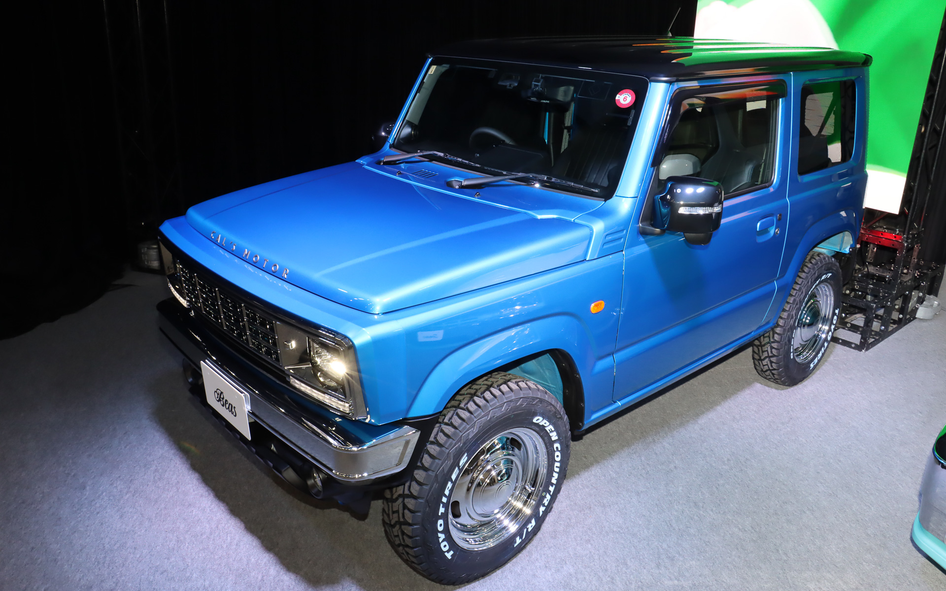 ボディカラーは「ドルフィンブルーメタリック」