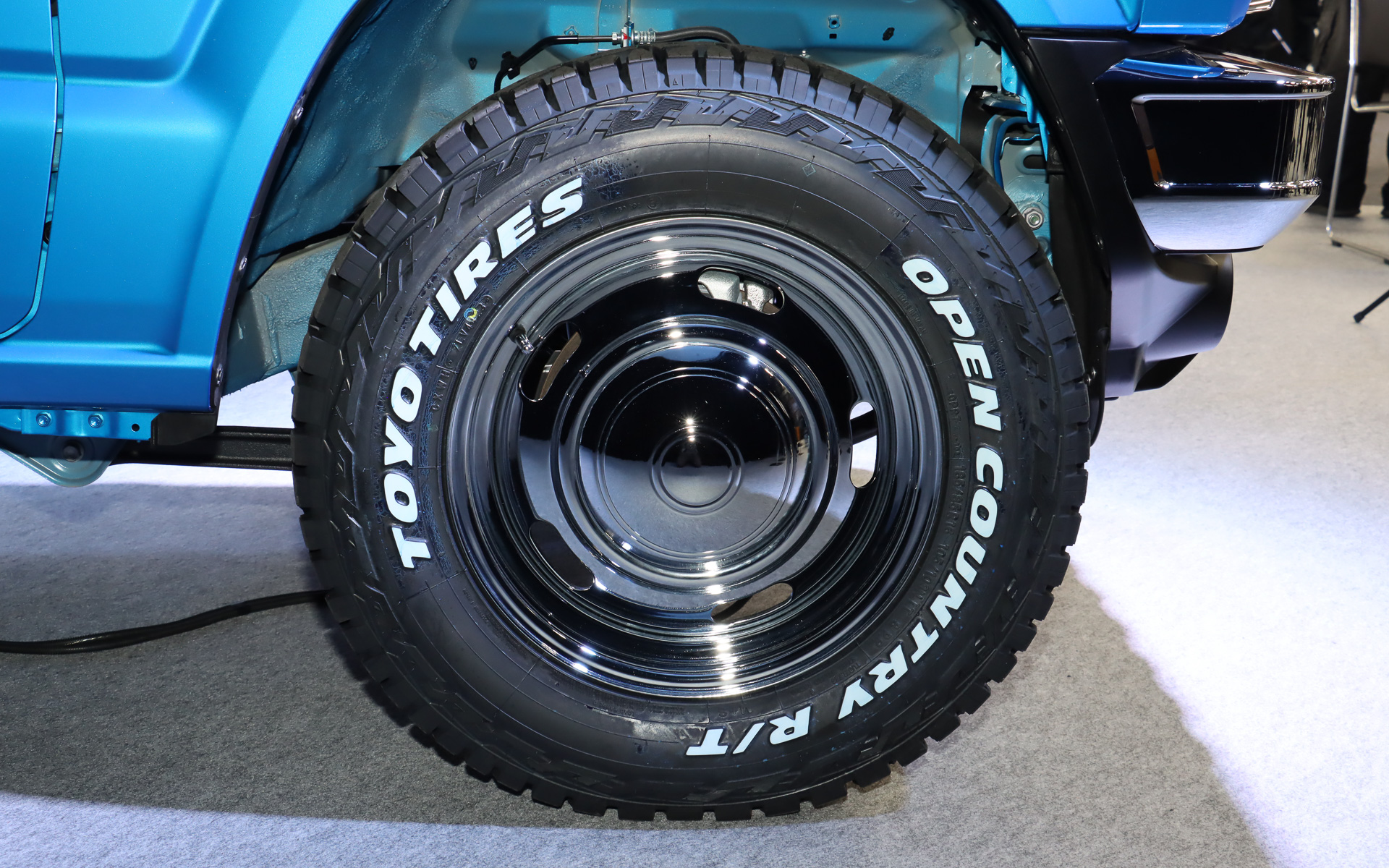 クロームメッキホイールにトーヨータイヤの「OPEN COUNTRY R/T」を組み合わせる。タイヤサイズは185/85R16 105/103N LT 8P.R.