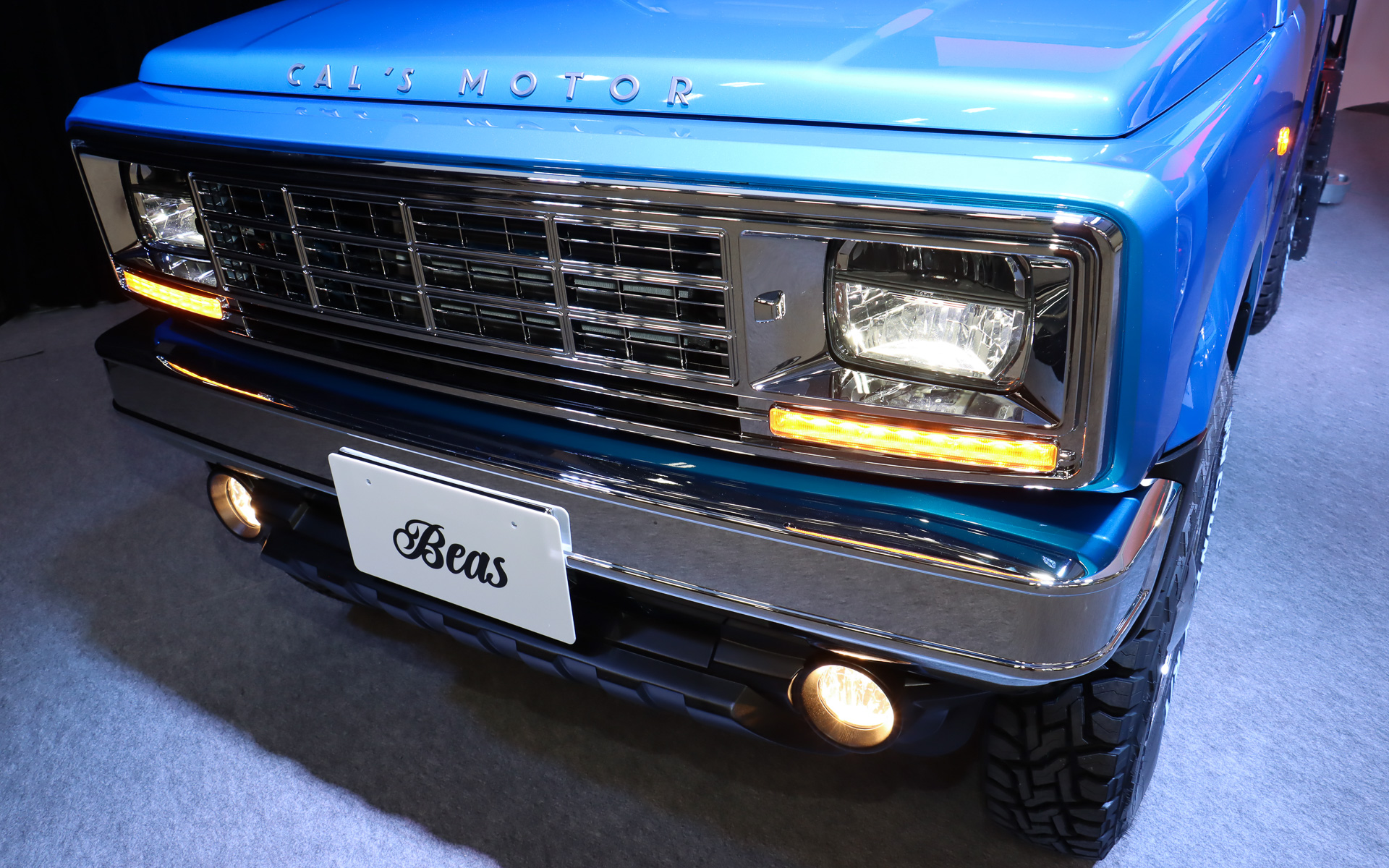 小糸製の角型LEDヘッドライトはユニット内を上下に分割する2灯式。上段がハイビーム、下段がロービームの組み合わせ