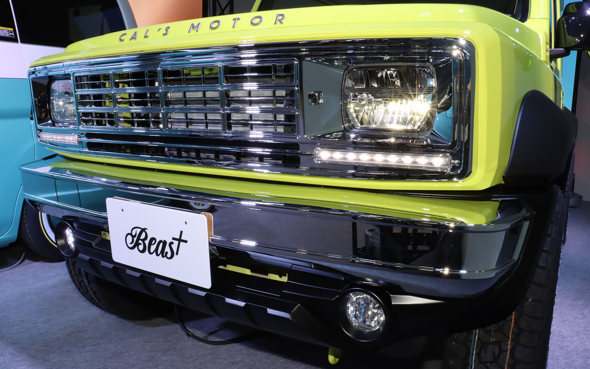 前後バンパーにアクセントとして凹みを設定。リアコンビネーションランプは丸型タイプを採用する