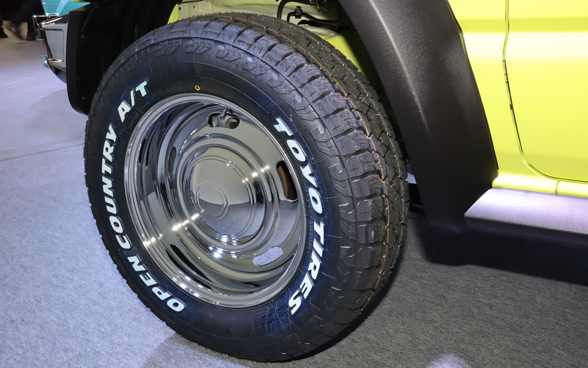 クロームメッキホイールにトーヨータイヤの「OPEN COUNTRY R/T」を組み合わせる。タイヤサイズは215/70R16