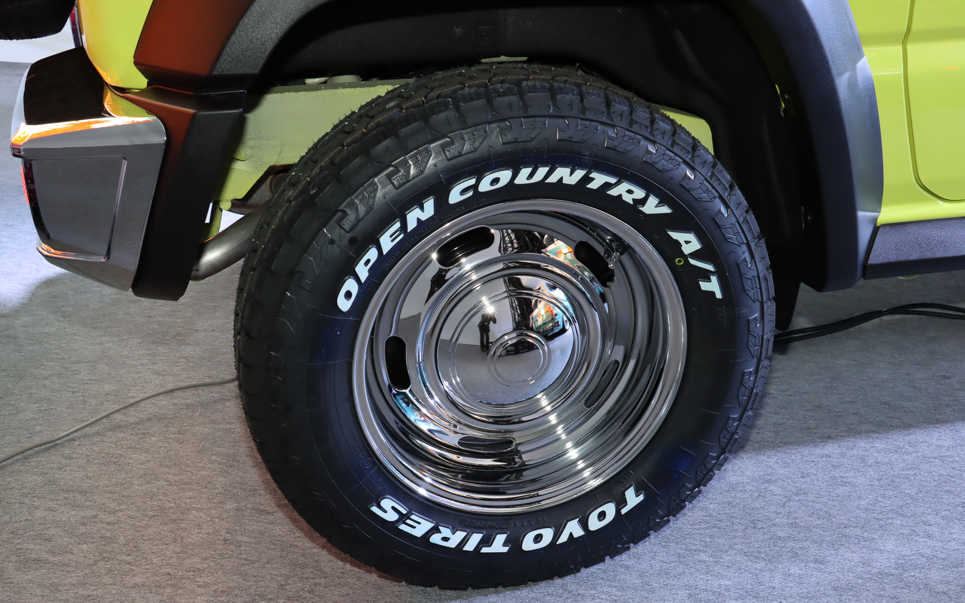 クロームメッキホイールにトーヨータイヤの「OPEN COUNTRY R/T」を組み合わせる。タイヤサイズは215/70R16