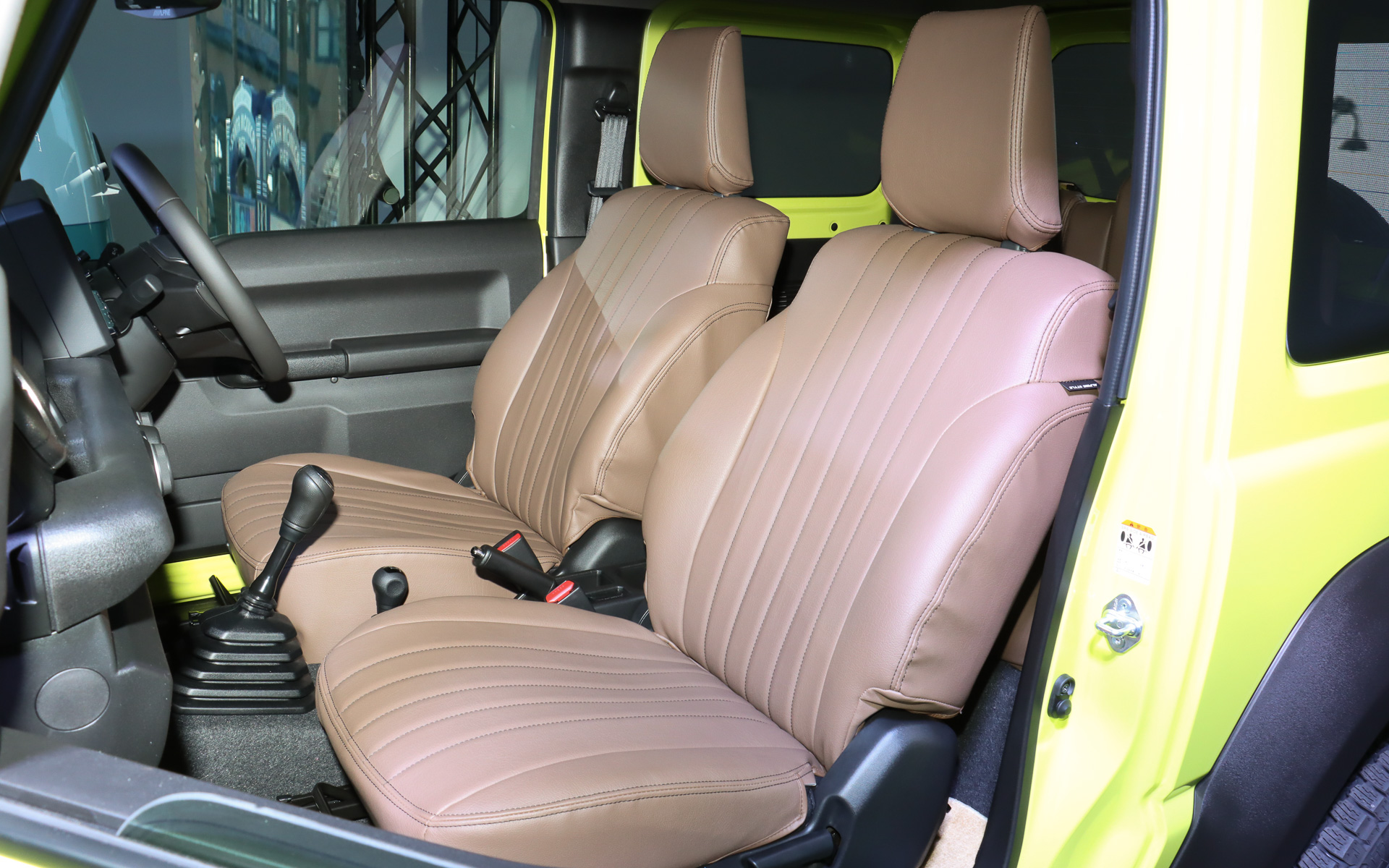 「クラシカル」デザインのアルパインスタイルオリジナルシートカバーを装着