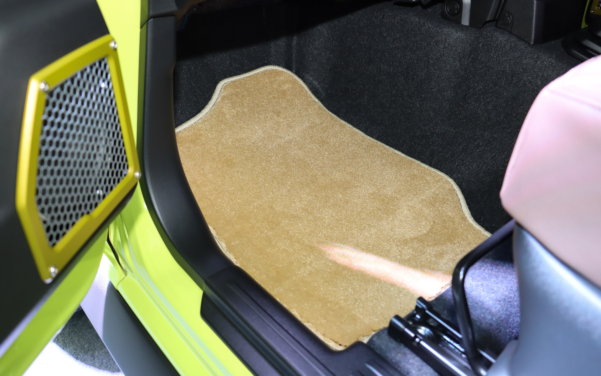 オプション品のオリジナルフロアマットはベージュ（写真）とブラックの2種類をラインアップ