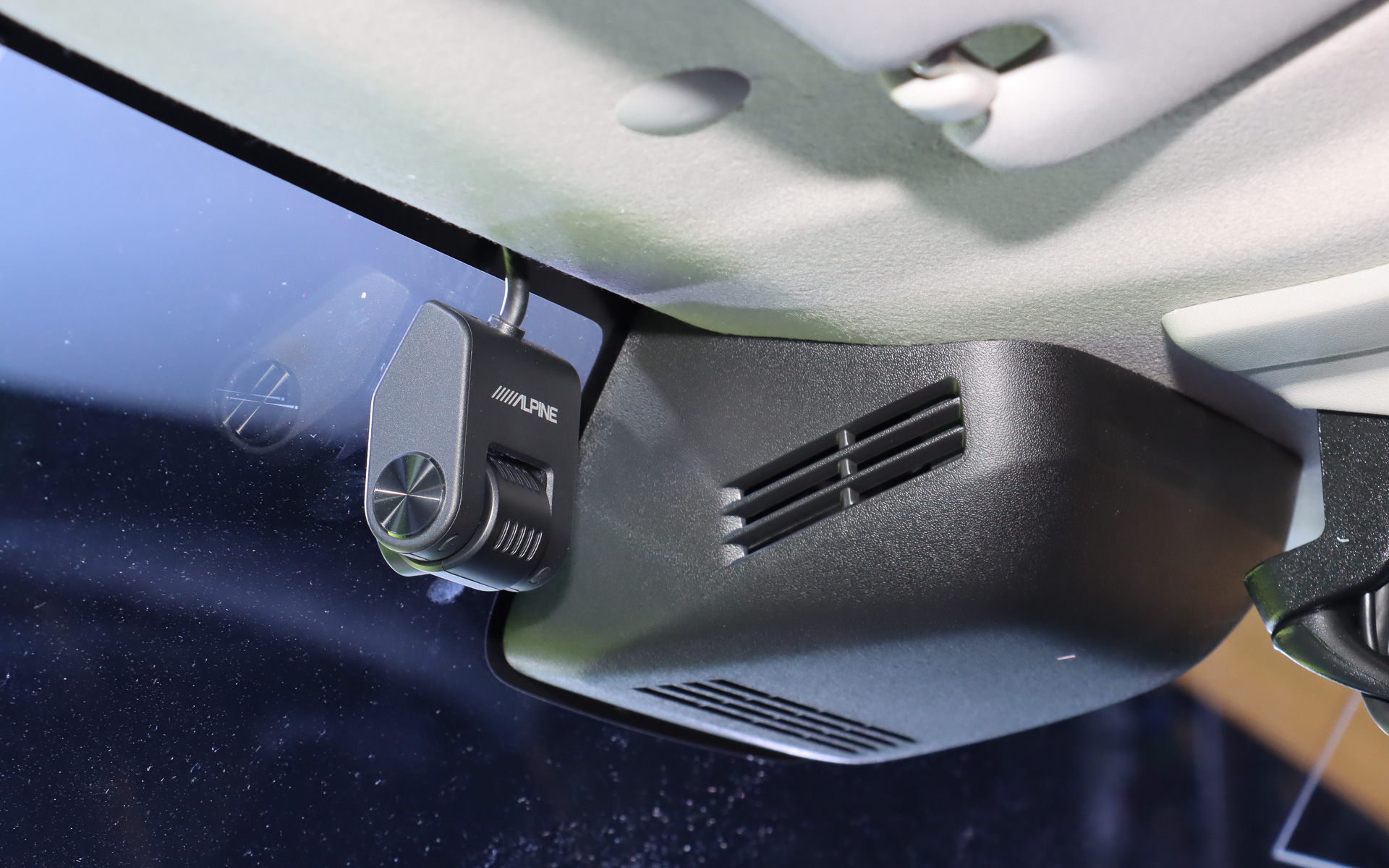 オプション品の「10型ドライブレコーダー搭載デジタルミラー」