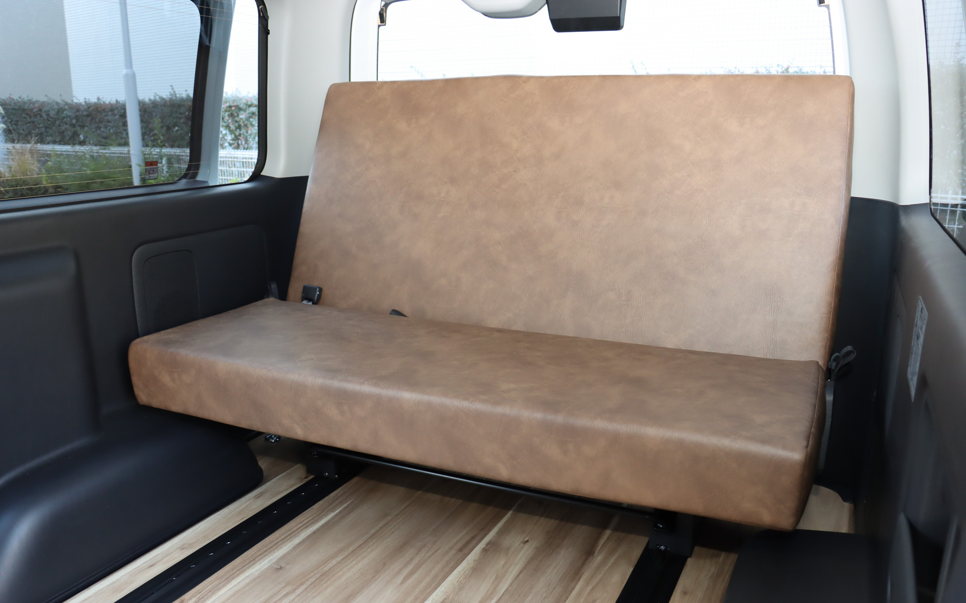 2列目と3列目に「バタフライ式REVOシート」を採用して8人乗車を実現。スライドさせてシートバックを倒すことにより、大人2人が就寝可能な「ベッドモード」となる