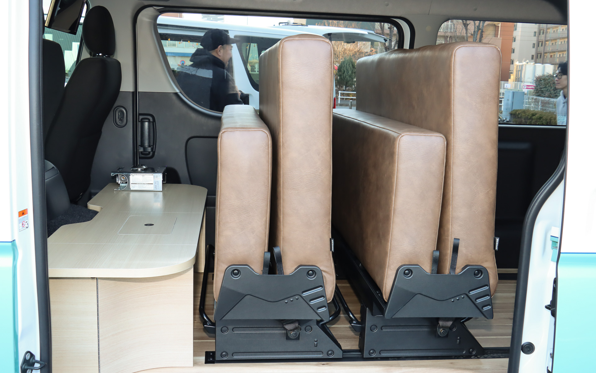 座面をチップアップさせてスライドさせると大きな荷物も搭載可能な「トランスポーターモード」に変身