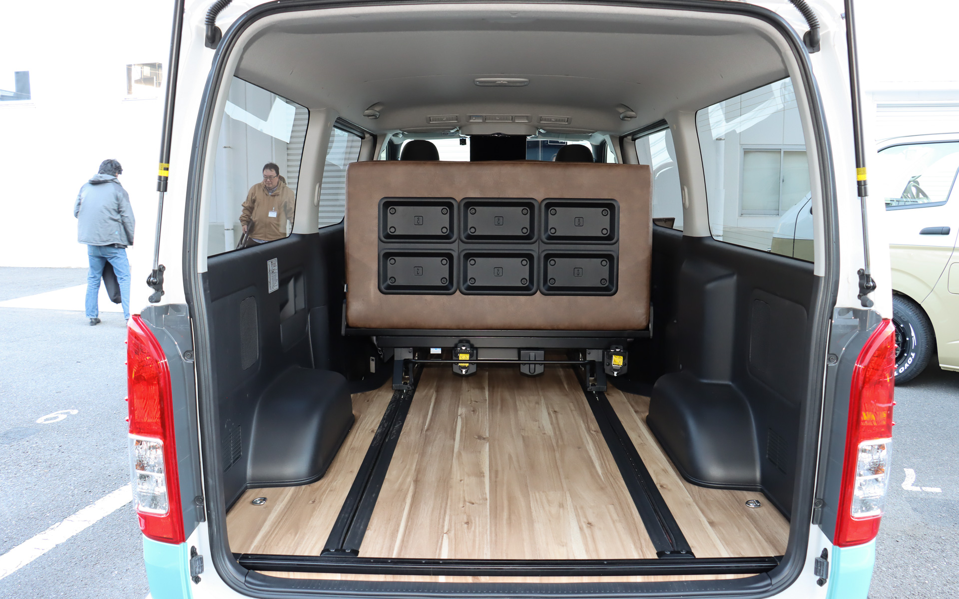 座面をチップアップさせてスライドさせると大きな荷物も搭載可能な「トランスポーターモード」に変身