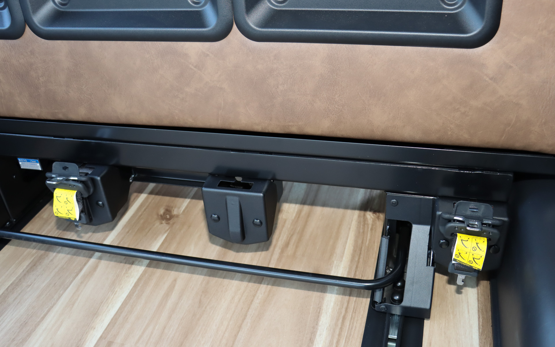 REVOシートは巻き取り格納式のシートベルトをベース部分に設置。走行時にはシートバックなどのバックルを使い、3連式シートベルトとして利用する