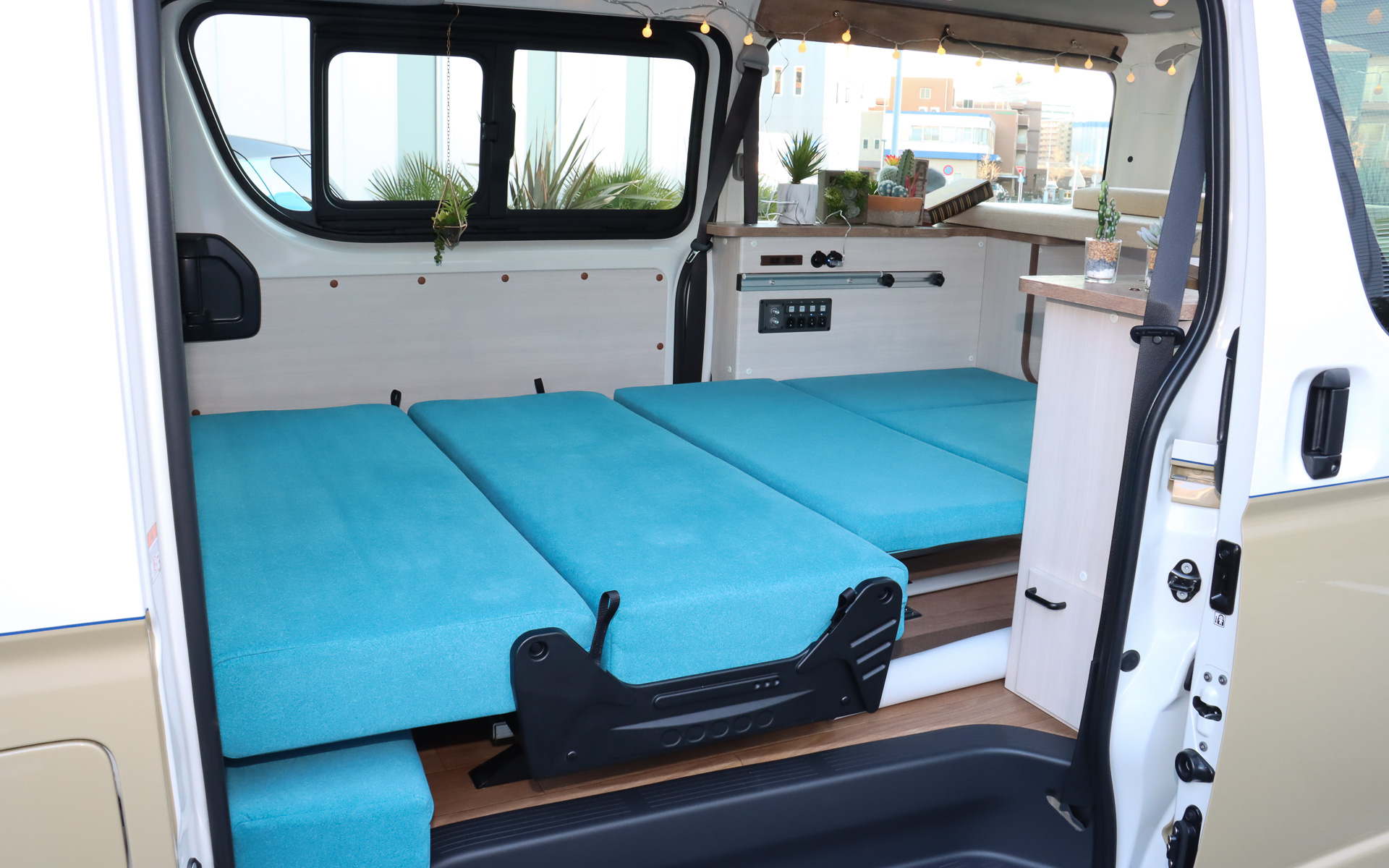 2列目の「キャンパー専用REVOシート」とベッド兼用マルチシートを組み合わせて大人2人の就寝スペースを作り出せるほか、両サイドに固定されたキャビネットにオプションの2段ベッドマットを設置することで子供1人の就寝スペースを追加できる