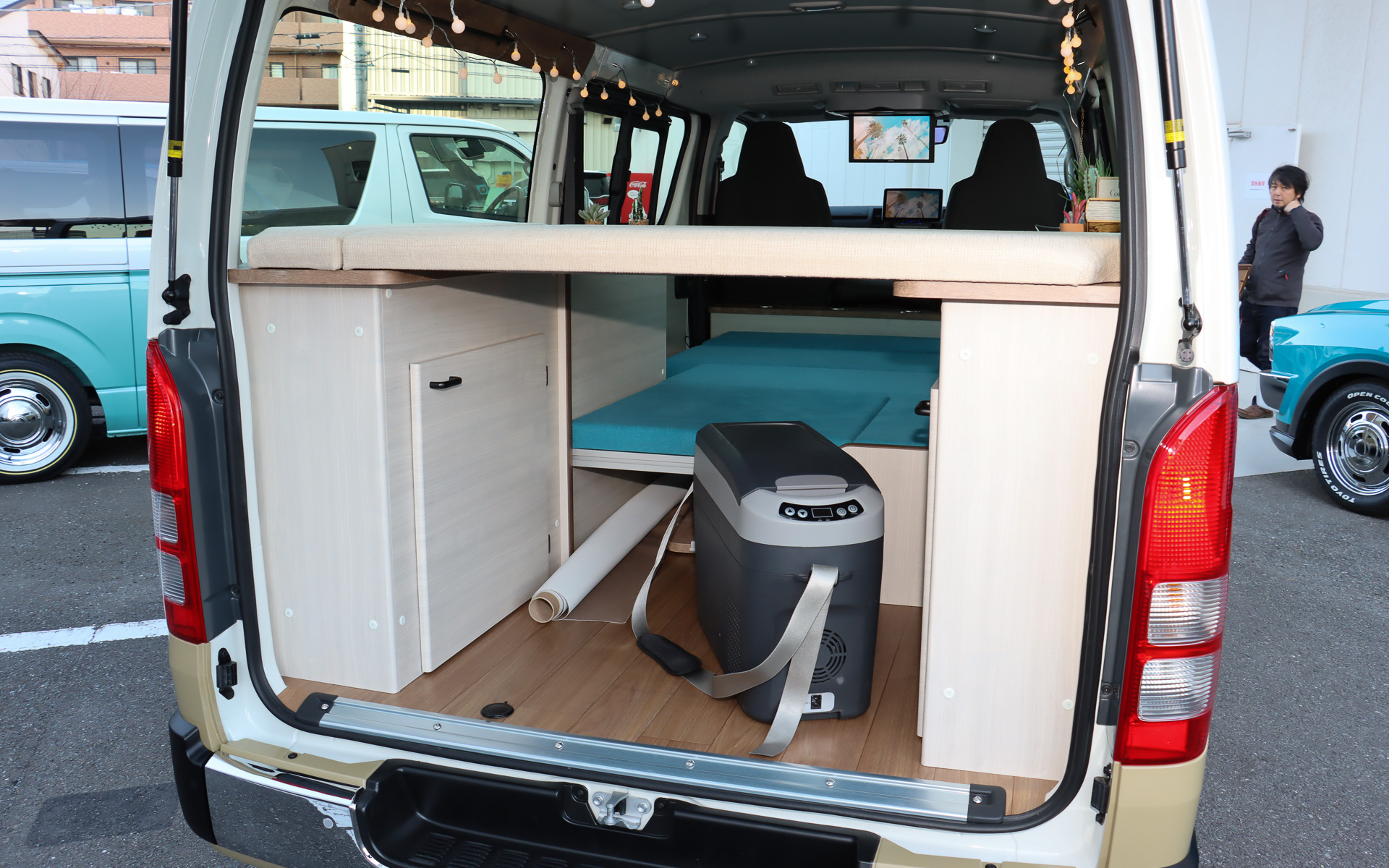 2列目の「キャンパー専用REVOシート」とベッド兼用マルチシートを組み合わせて大人2人の就寝スペースを作り出せるほか、両サイドに固定されたキャビネットにオプションの2段ベッドマットを設置することで子供1人の就寝スペースを追加できる