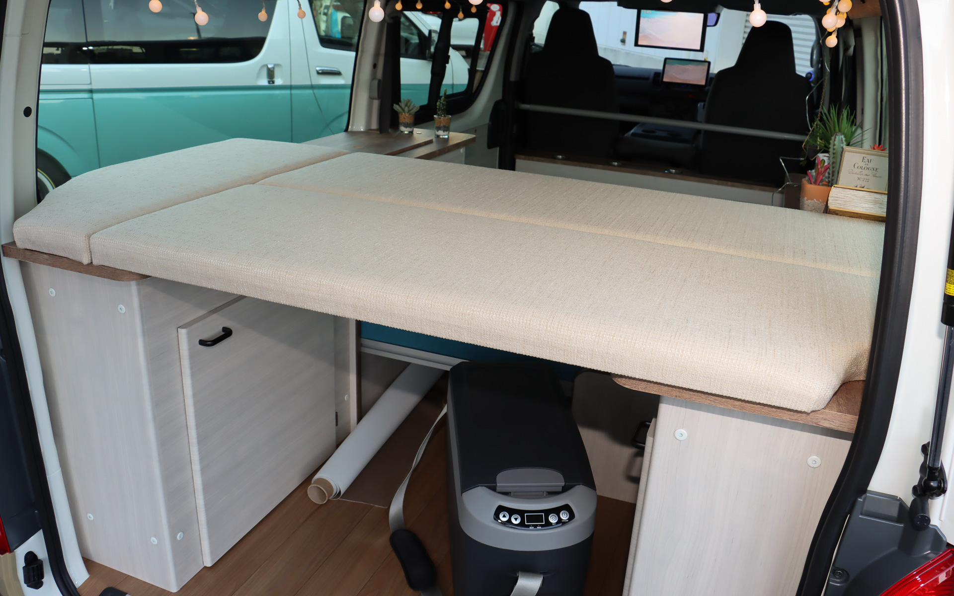 2列目の「キャンパー専用REVOシート」とベッド兼用マルチシートを組み合わせて大人2人の就寝スペースを作り出せるほか、両サイドに固定されたキャビネットにオプションの2段ベッドマットを設置することで子供1人の就寝スペースを追加できる