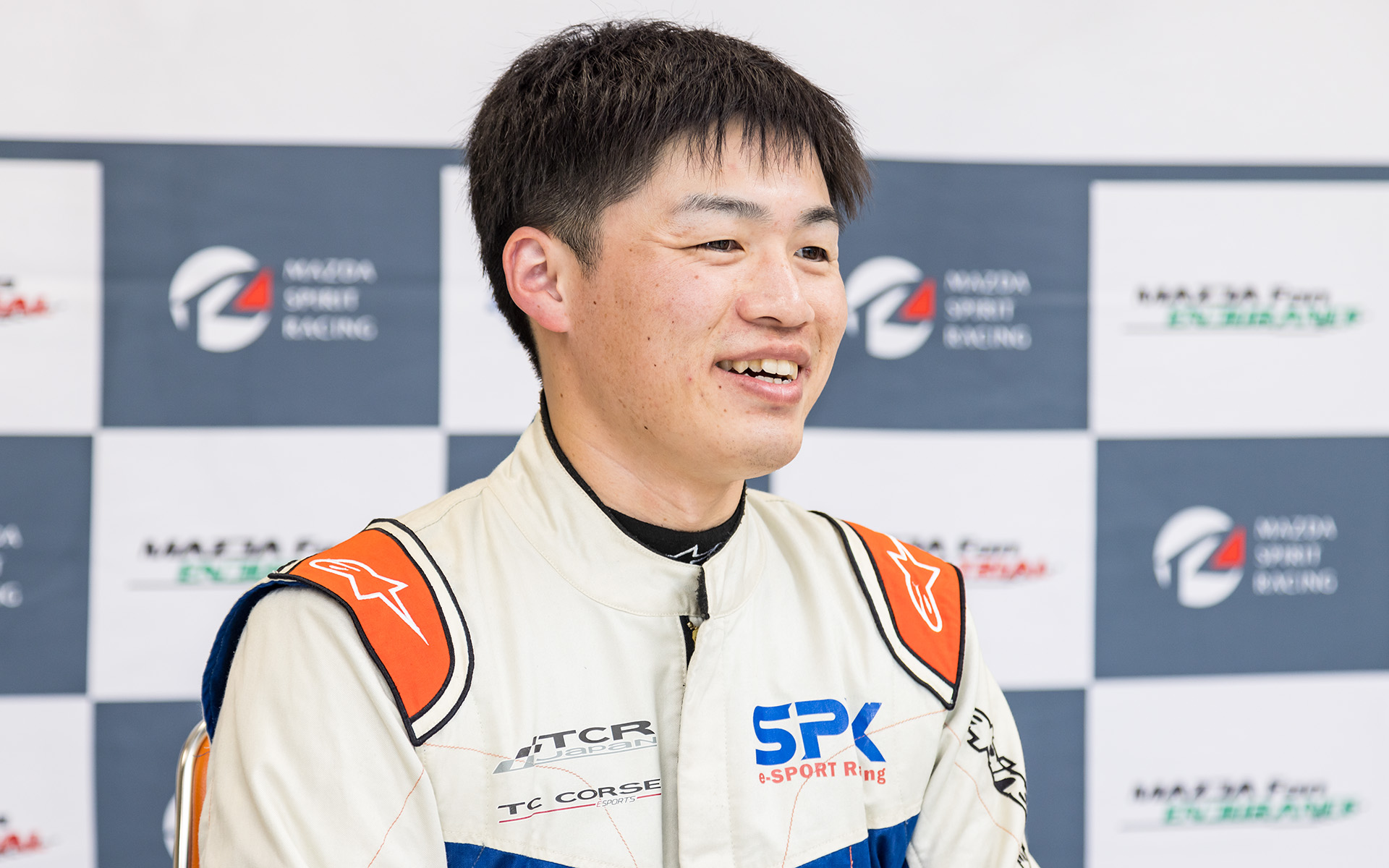 深谷諄選手（28歳）。JEGT2020年シリーズ2位、2021年シリーズ3位。全国都道府県対抗eスポーツ選手権グランツーリスモSPORT岐阜県一般の部代表2019年～2021年などバーチャルでの実績を持つ