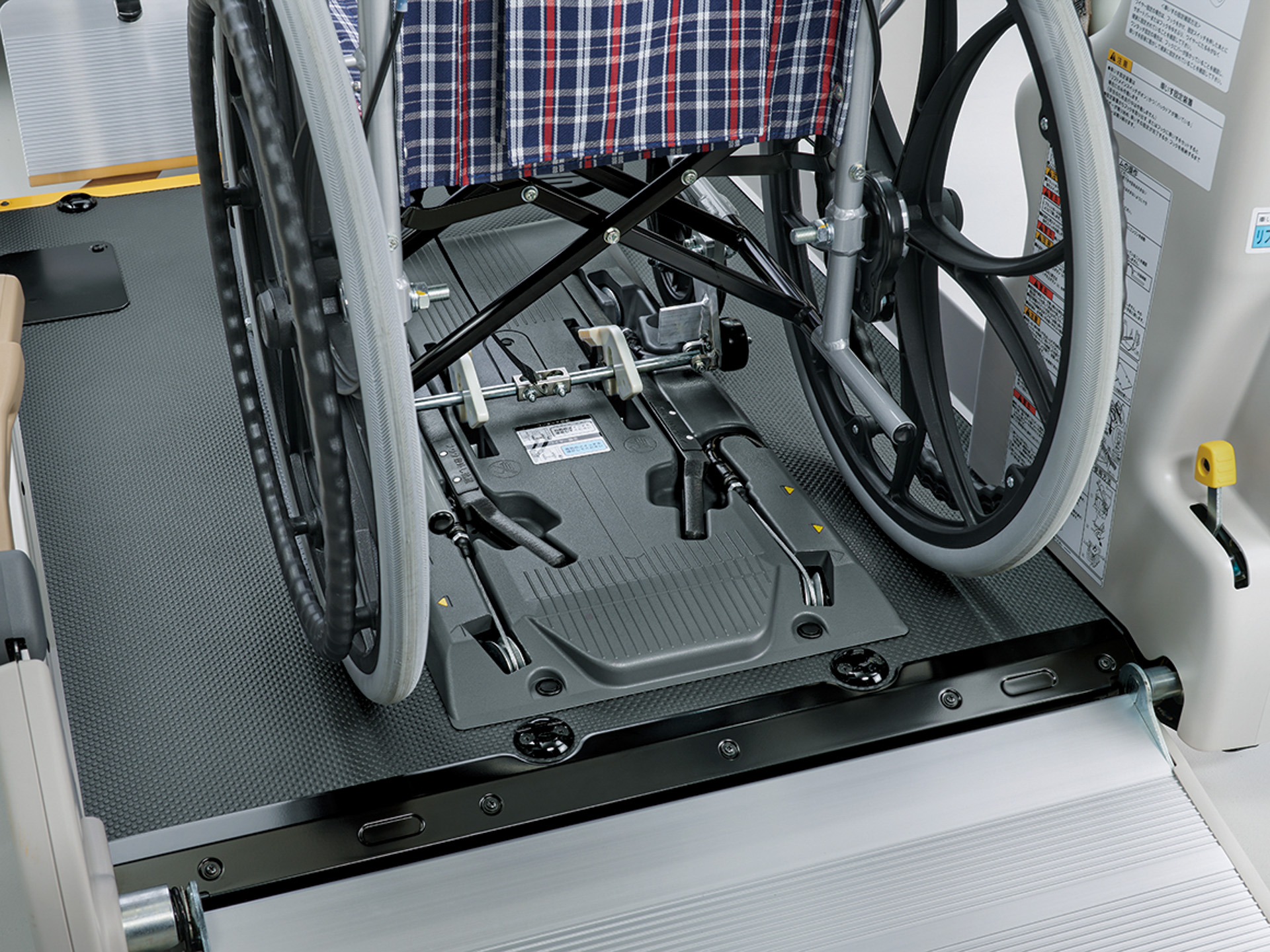 車いす固定装置