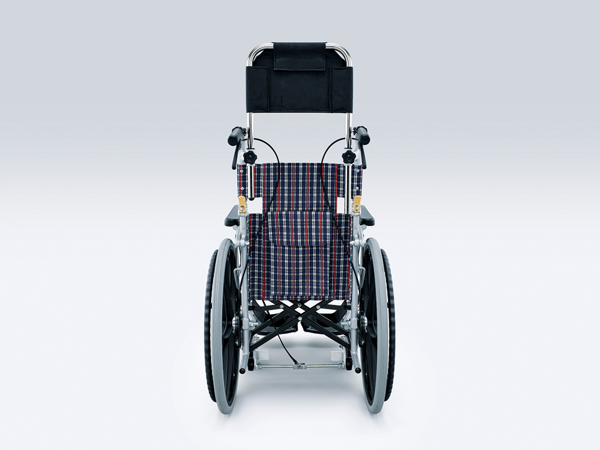 簡易固定用アンカーバーを装着した車いす