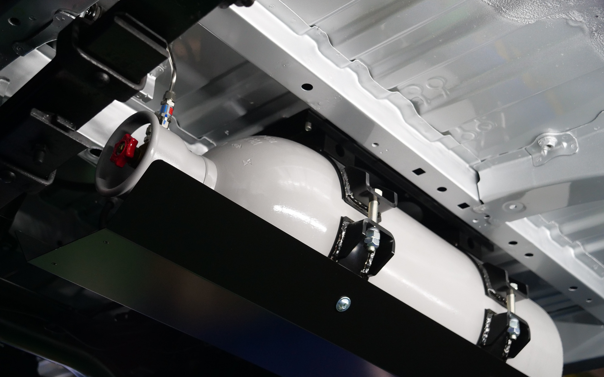 後方に配置されるガスタンク