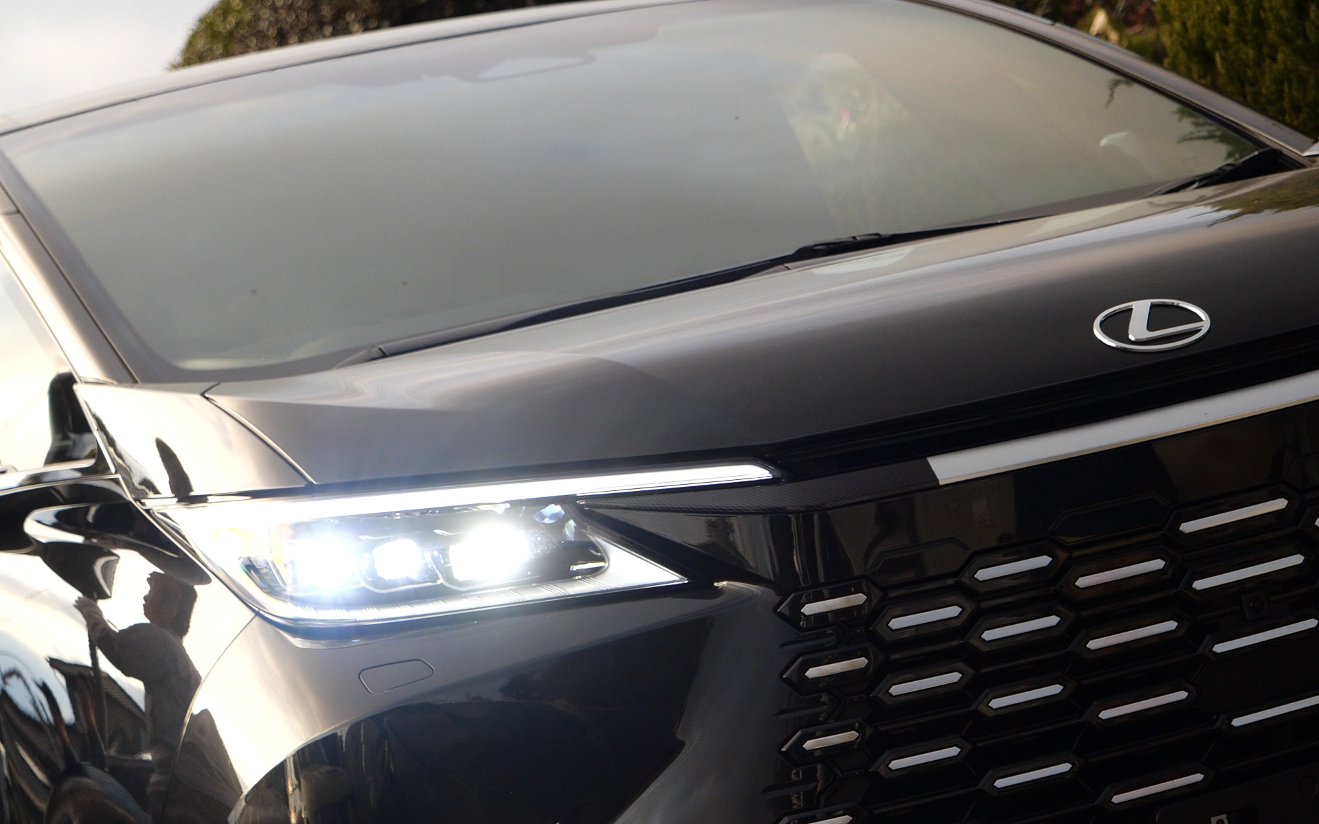 ドライビングシミュレータ「DRiVe-X」を車内に設置するLM