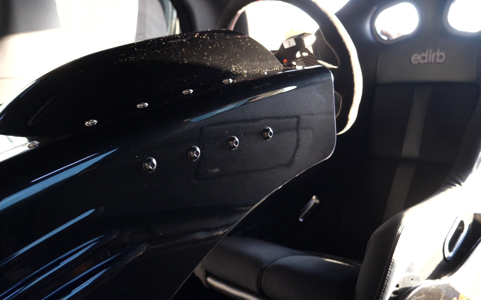 ドライビングシミュレータ「DRiVe-X」を車内に設置するLM