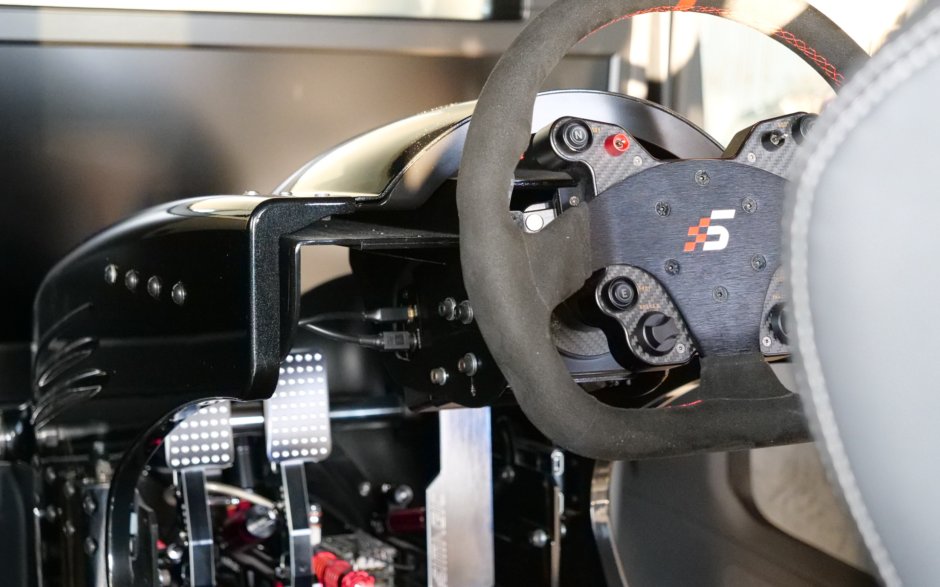 ドライビングシミュレータ「DRiVe-X」を車内に設置するLM