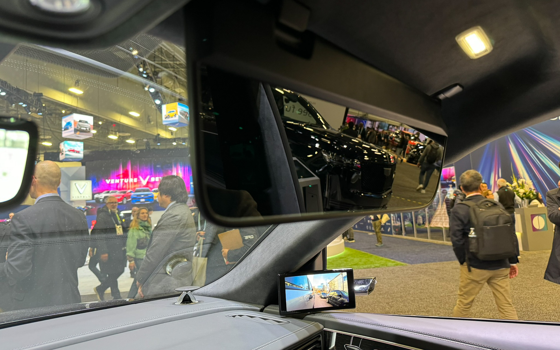 一瞬で切り替わるのが楽しい、ジェンテックスの大型バニティミラー兼用電子サンバイザー。その下に見えるのは、電子サイドミラーとディスプレイ。いずれもジェンテクスの製品