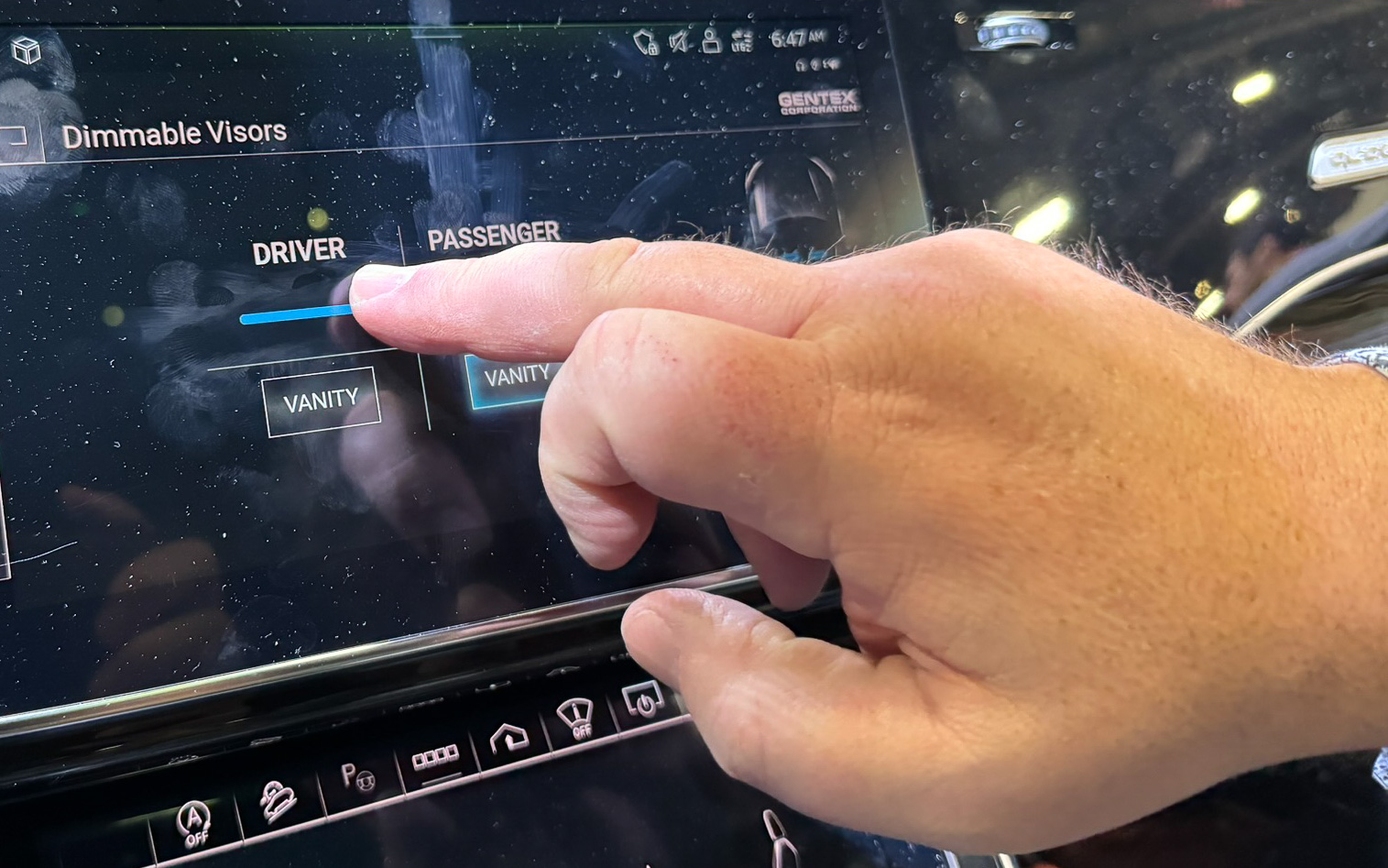 タッチパネルのコントローラ。下の「VANITY」に触れると、一瞬でミラーモードに。デモ要望がひっきりなしの状況がうかがえる