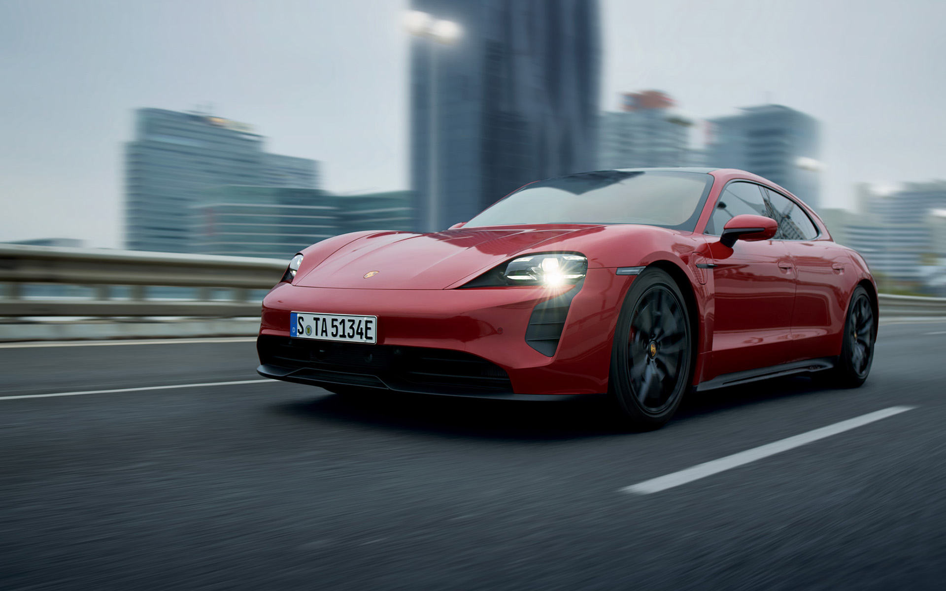 タイカンが東京マラソン2024の大会車両に