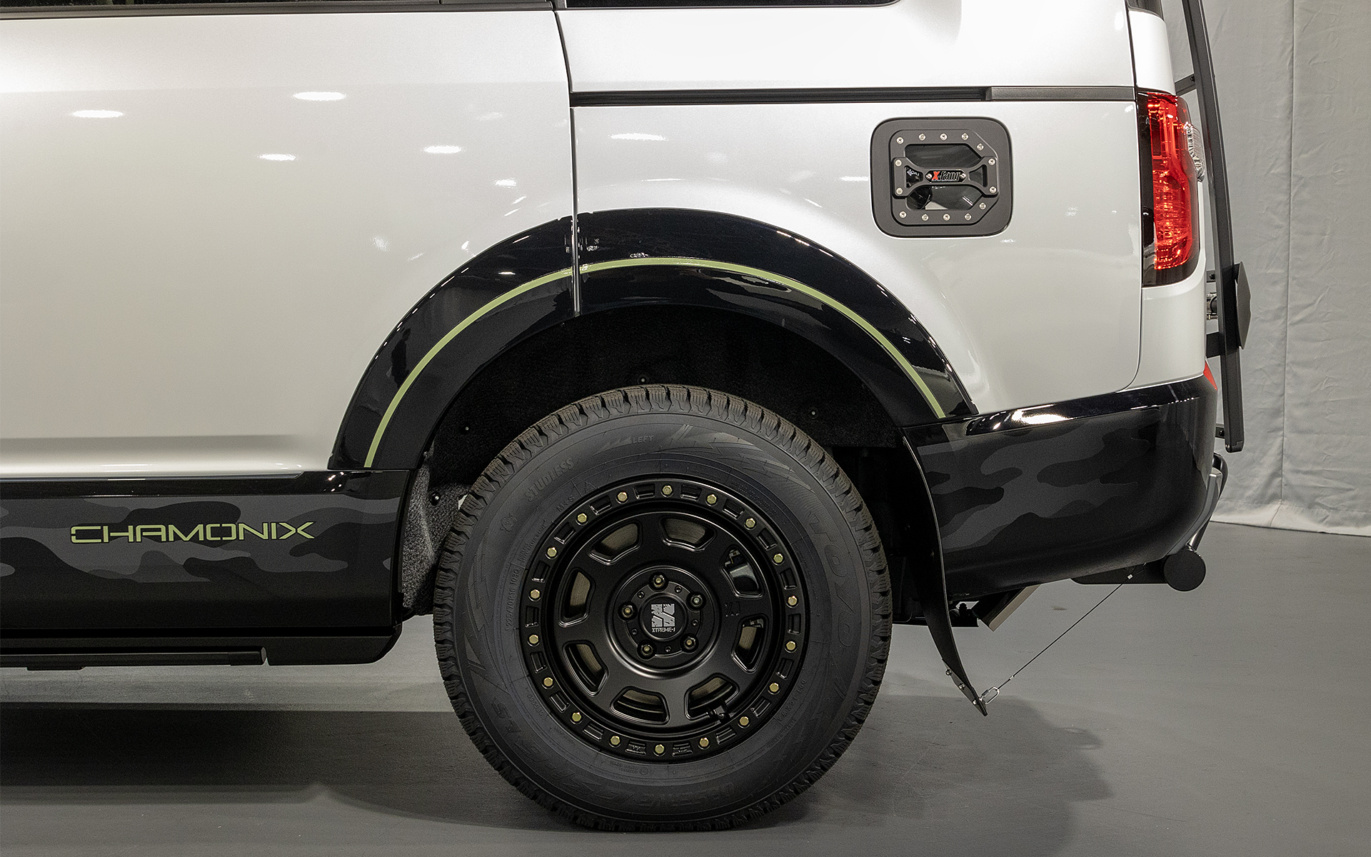 リアも同サイズ。フューエルリッドはX-Fang製のフューエルリッドタイプDとプロテクターを装着